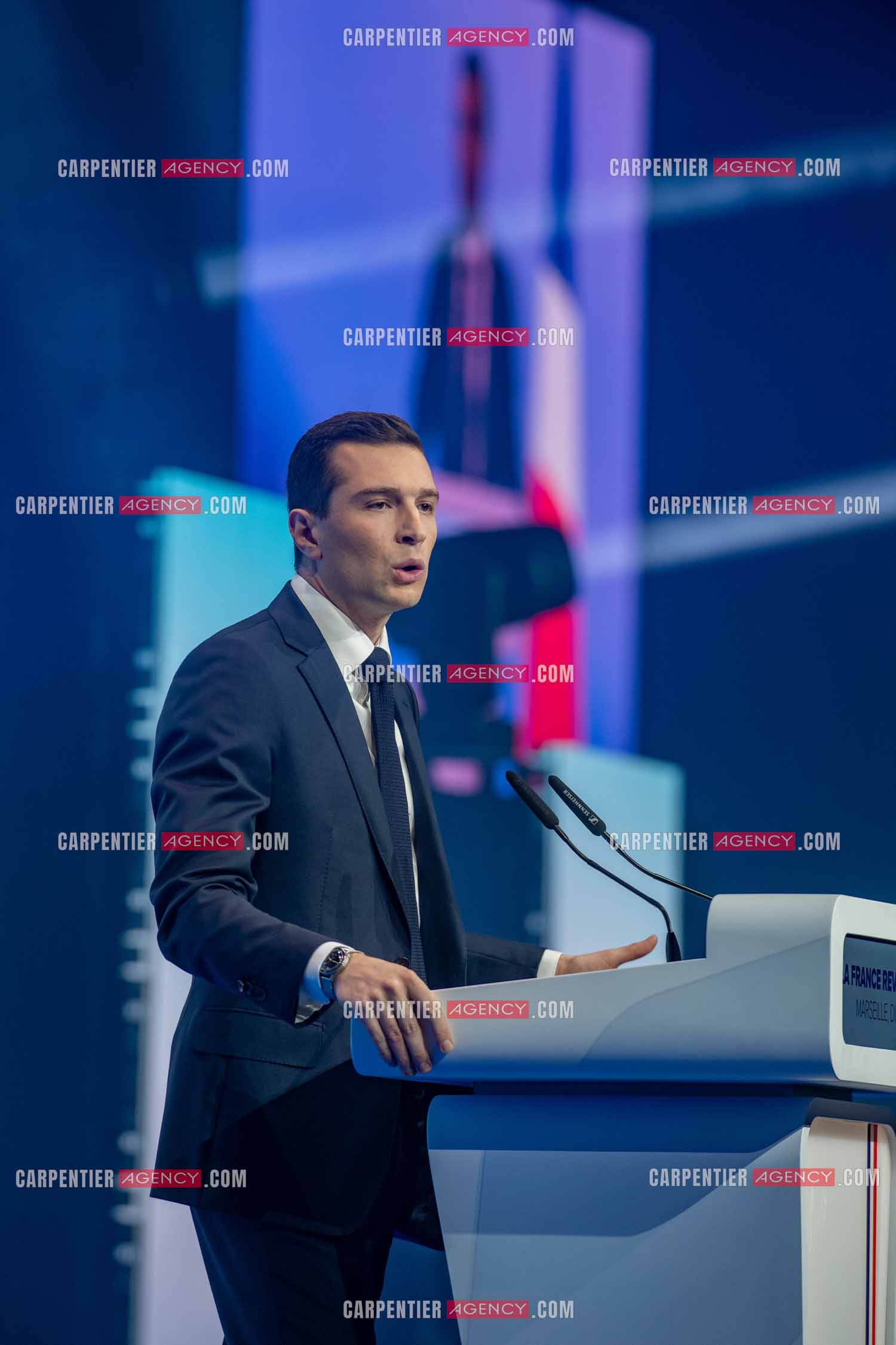 Le président du Rassemblement National Jordan Bardella et Marine Le Pen devant plus de 6000 personnes au parc Chanot à Marseille pour le début de la campagne des élections européennes 2024.