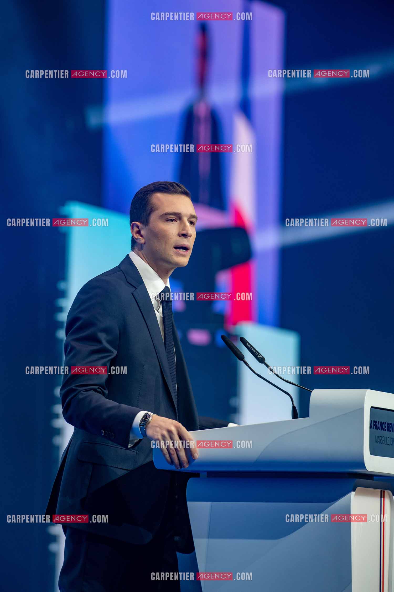 Le président du Rassemblement National Jordan Bardella et Marine Le Pen devant plus de 6000 personnes au parc Chanot à Marseille pour le début de la campagne des élections européennes 2024.