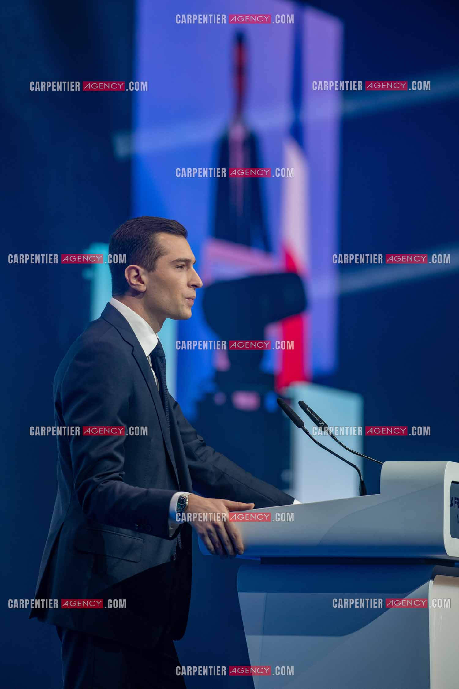 Le président du Rassemblement National Jordan Bardella et Marine Le Pen devant plus de 6000 personnes au parc Chanot à Marseille pour le début de la campagne des élections européennes 2024.