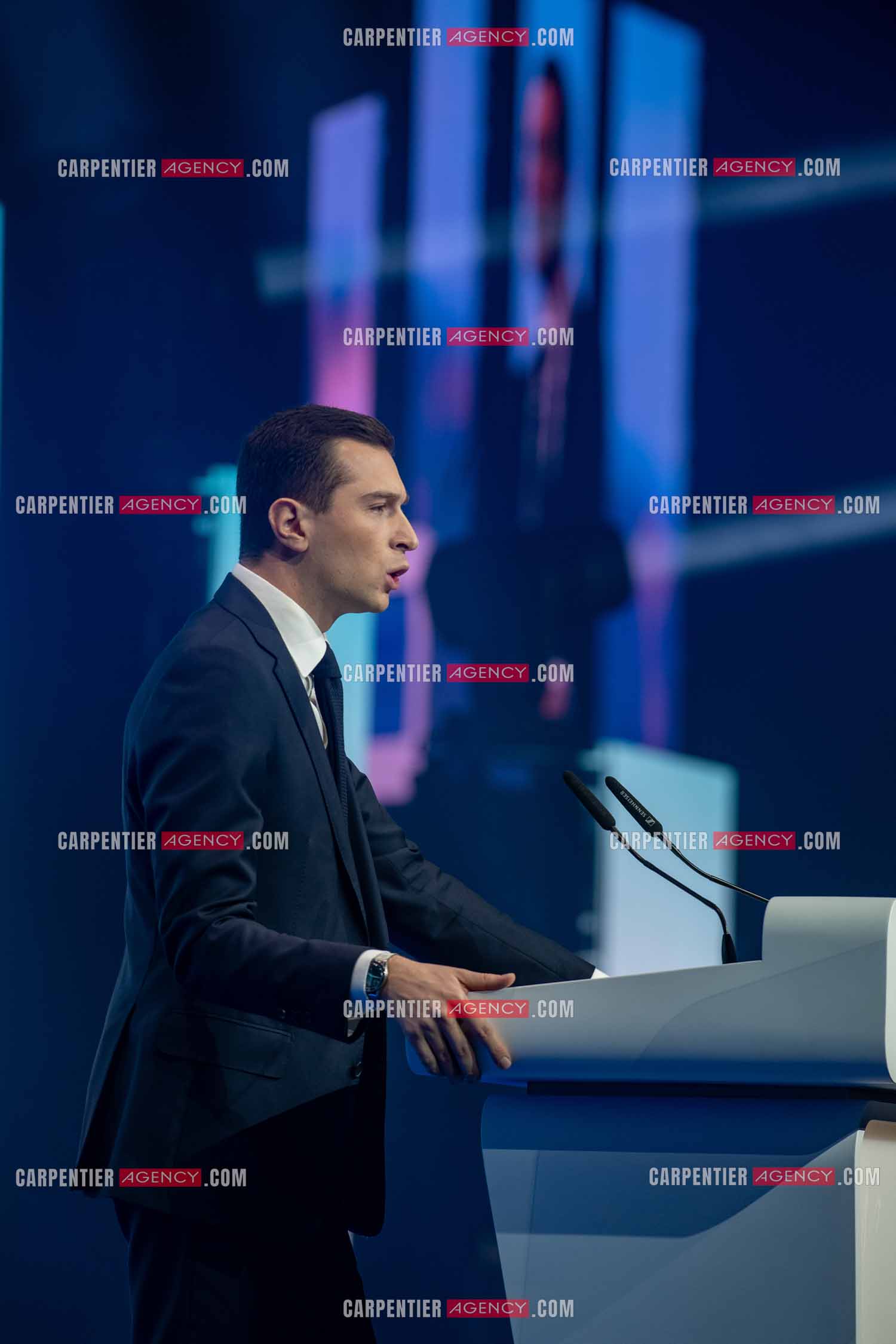 Le président du Rassemblement National Jordan Bardella et Marine Le Pen devant plus de 6000 personnes au parc Chanot à Marseille pour le début de la campagne des élections européennes 2024.