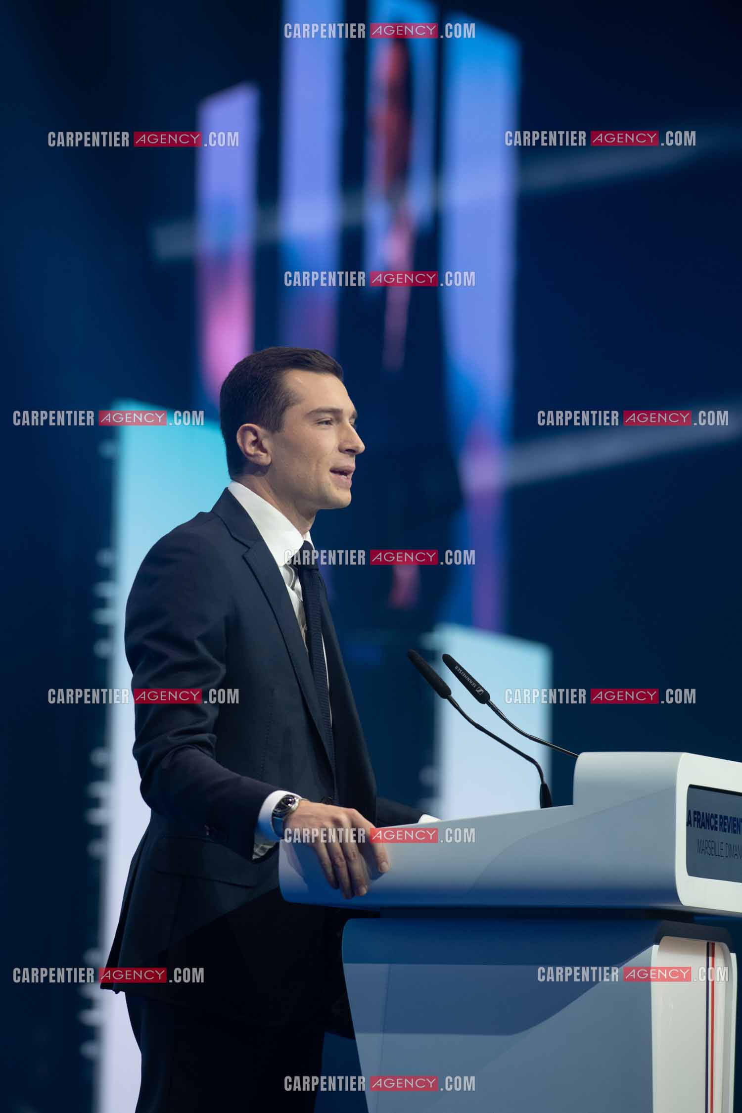 Le président du Rassemblement National Jordan Bardella et Marine Le Pen devant plus de 6000 personnes au parc Chanot à Marseille pour le début de la campagne des élections européennes 2024.