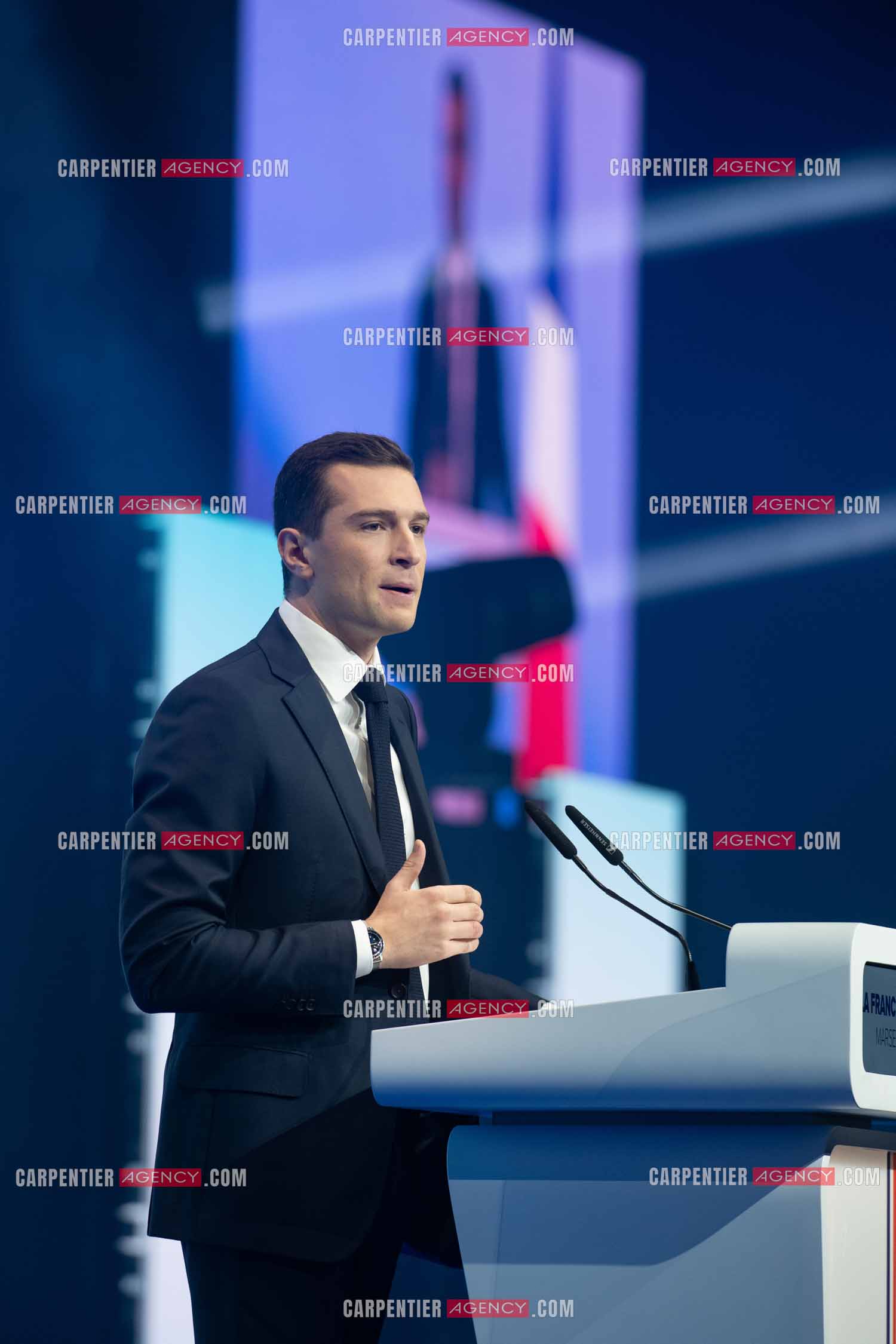 Le président du Rassemblement National Jordan Bardella et Marine Le Pen devant plus de 6000 personnes au parc Chanot à Marseille pour le début de la campagne des élections européennes 2024.