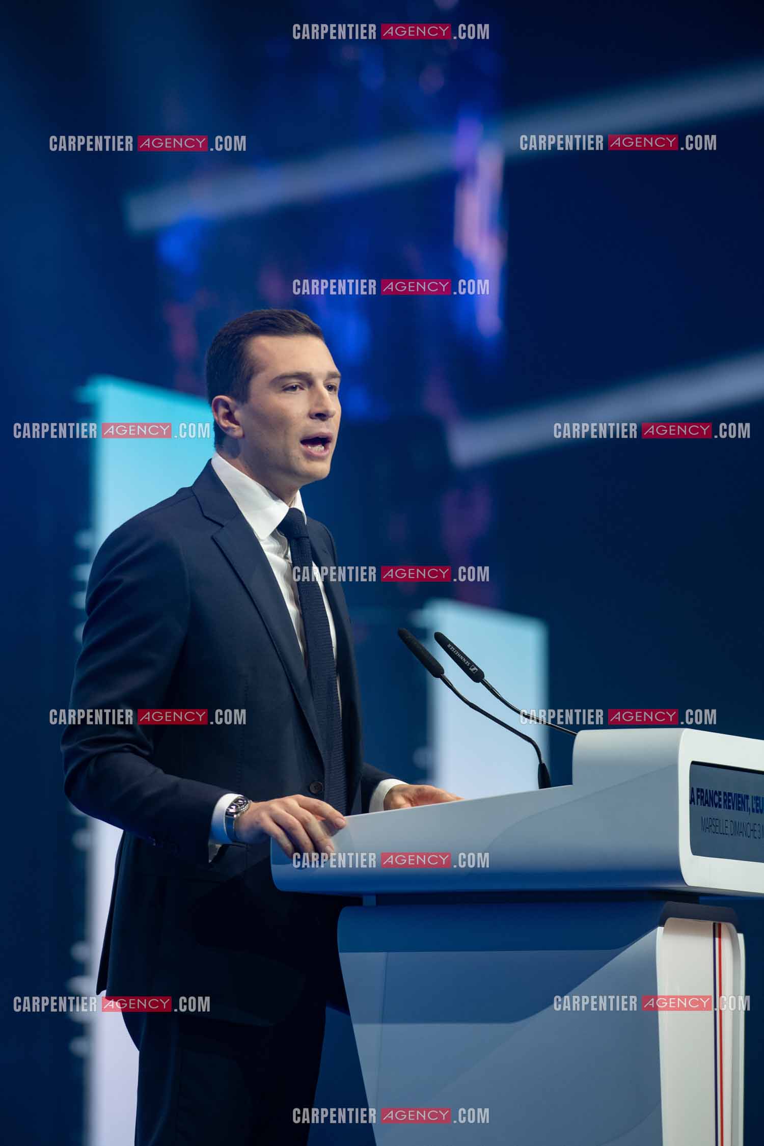 Le président du Rassemblement National Jordan Bardella et Marine Le Pen devant plus de 6000 personnes au parc Chanot à Marseille pour le début de la campagne des élections européennes 2024.