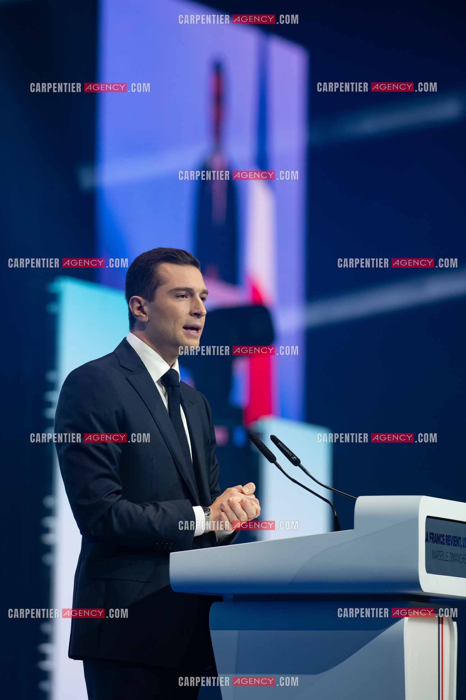 Le président du Rassemblement National Jordan Bardella et Marine Le Pen devant plus de 6000 personnes au parc Chanot à Marseille pour le début de la campagne des élections européennes 2024.