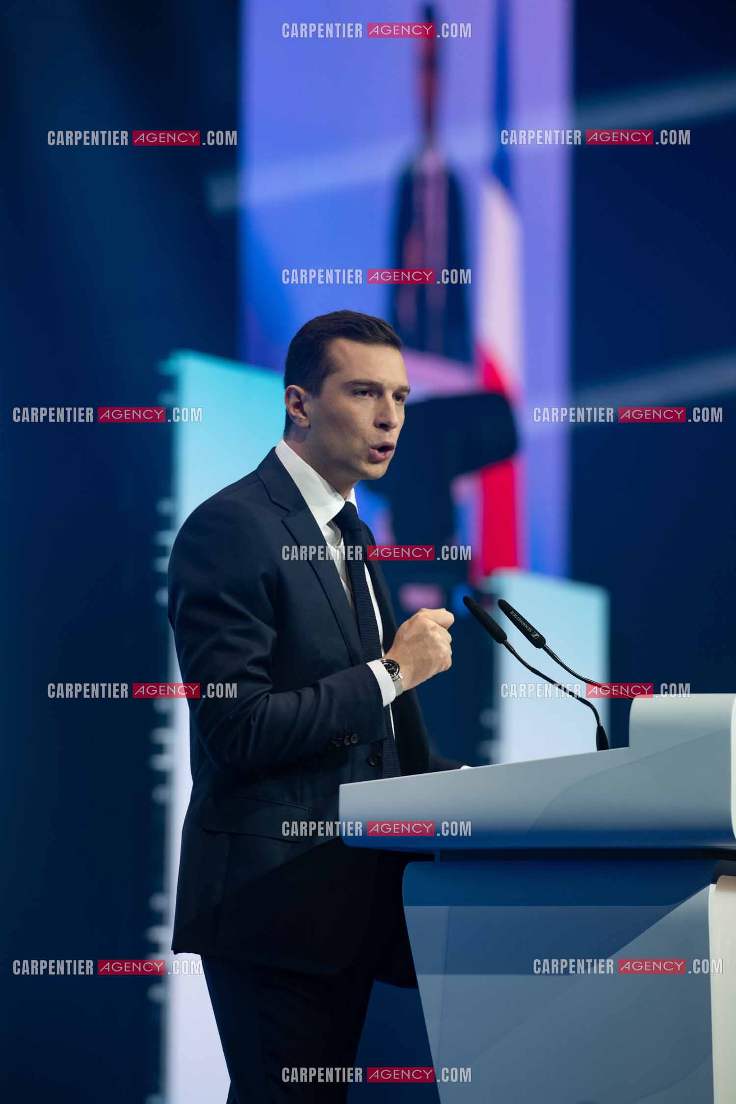 Le président du Rassemblement National Jordan Bardella et Marine Le Pen devant plus de 6000 personnes au parc Chanot à Marseille pour le début de la campagne des élections européennes 2024.