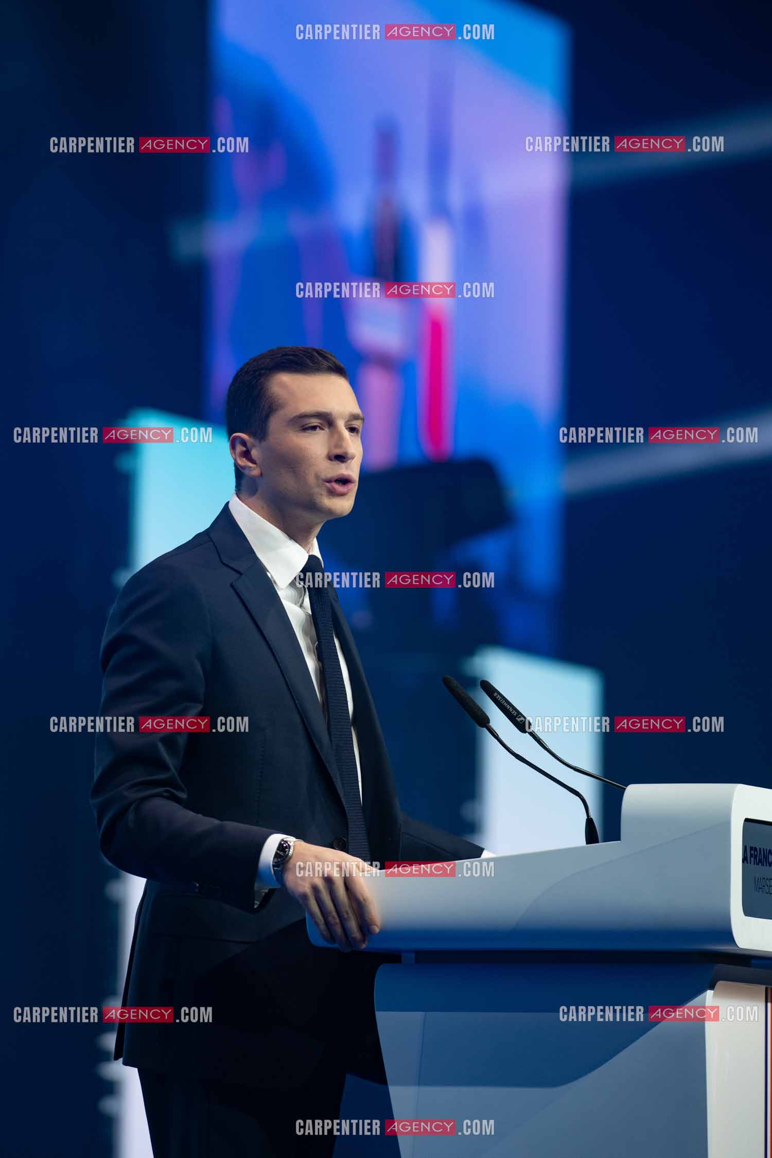 Le président du Rassemblement National Jordan Bardella et Marine Le Pen devant plus de 6000 personnes au parc Chanot à Marseille pour le début de la campagne des élections européennes 2024.