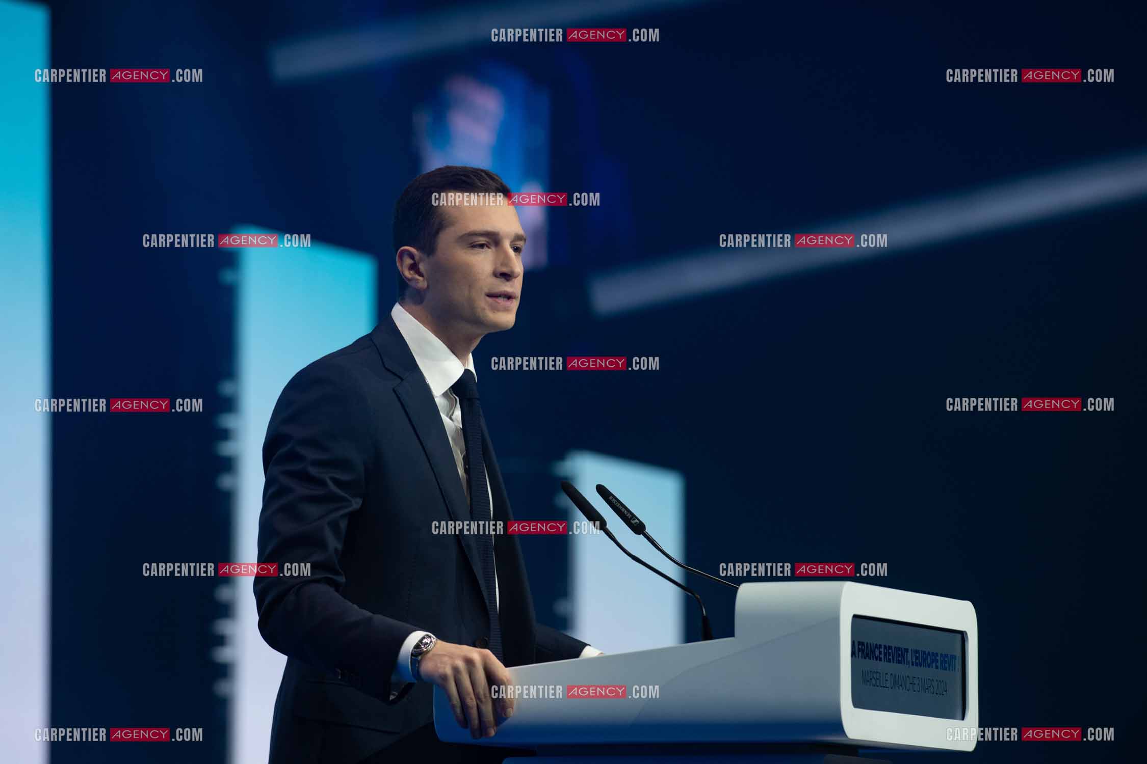 Le président du Rassemblement National Jordan Bardella et Marine Le Pen devant plus de 6000 personnes au parc Chanot à Marseille pour le début de la campagne des élections européennes 2024.