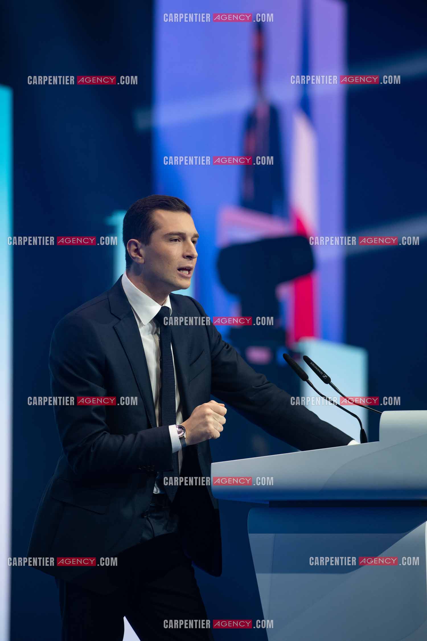 Le président du Rassemblement National Jordan Bardella et Marine Le Pen devant plus de 6000 personnes au parc Chanot à Marseille pour le début de la campagne des élections européennes 2024.