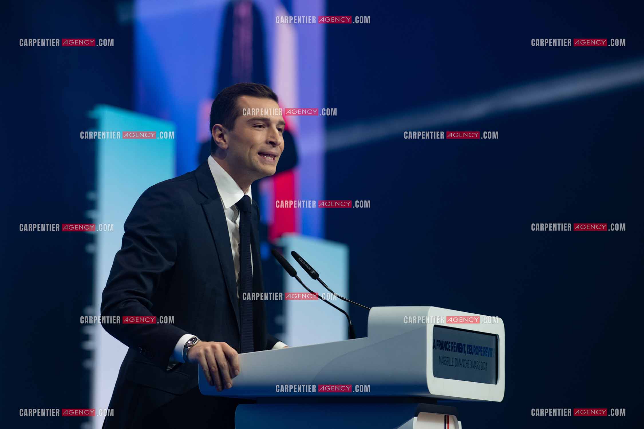 Le président du Rassemblement National Jordan Bardella et Marine Le Pen devant plus de 6000 personnes au parc Chanot à Marseille pour le début de la campagne des élections européennes 2024.