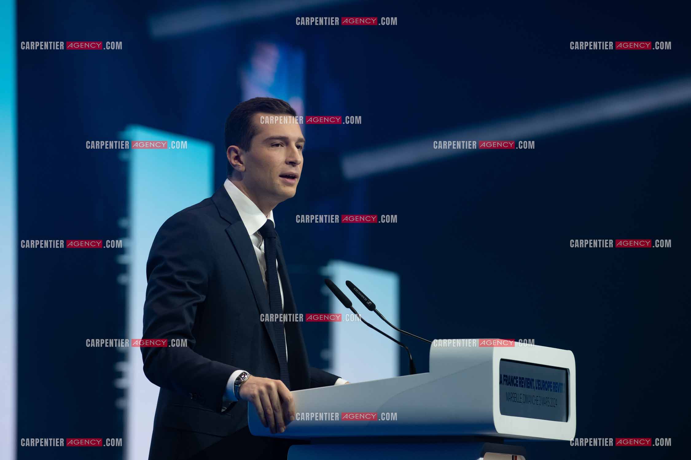 Le président du Rassemblement National Jordan Bardella et Marine Le Pen devant plus de 6000 personnes au parc Chanot à Marseille pour le début de la campagne des élections européennes 2024.