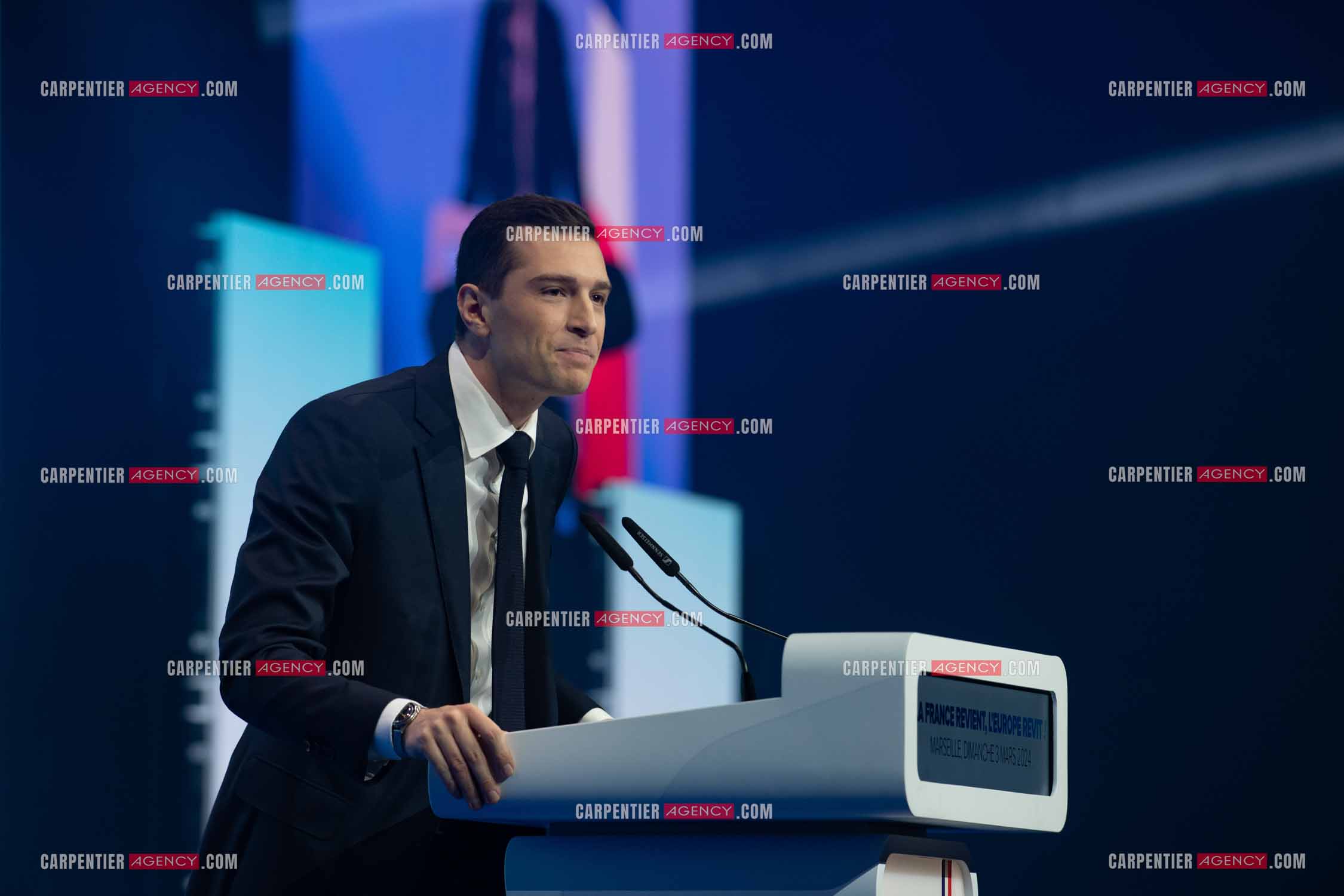 Le président du Rassemblement National Jordan Bardella et Marine Le Pen devant plus de 6000 personnes au parc Chanot à Marseille pour le début de la campagne des élections européennes 2024.