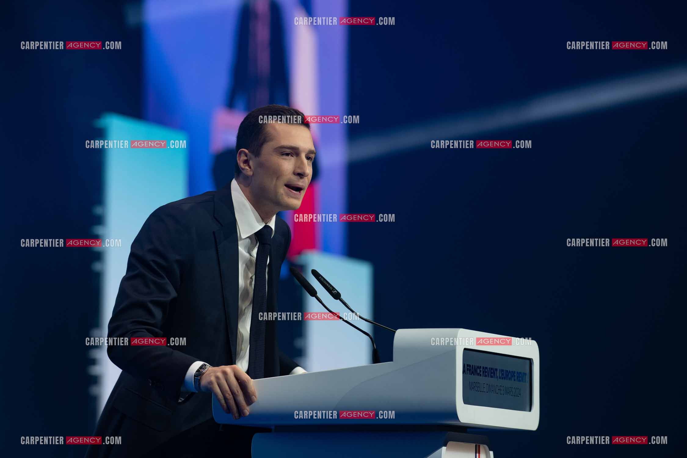 Le président du Rassemblement National Jordan Bardella et Marine Le Pen devant plus de 6000 personnes au parc Chanot à Marseille pour le début de la campagne des élections européennes 2024.