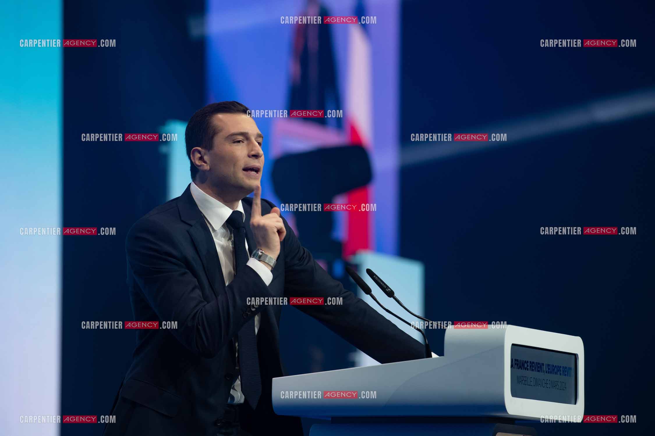 Le président du Rassemblement National Jordan Bardella et Marine Le Pen devant plus de 6000 personnes au parc Chanot à Marseille pour le début de la campagne des élections européennes 2024.