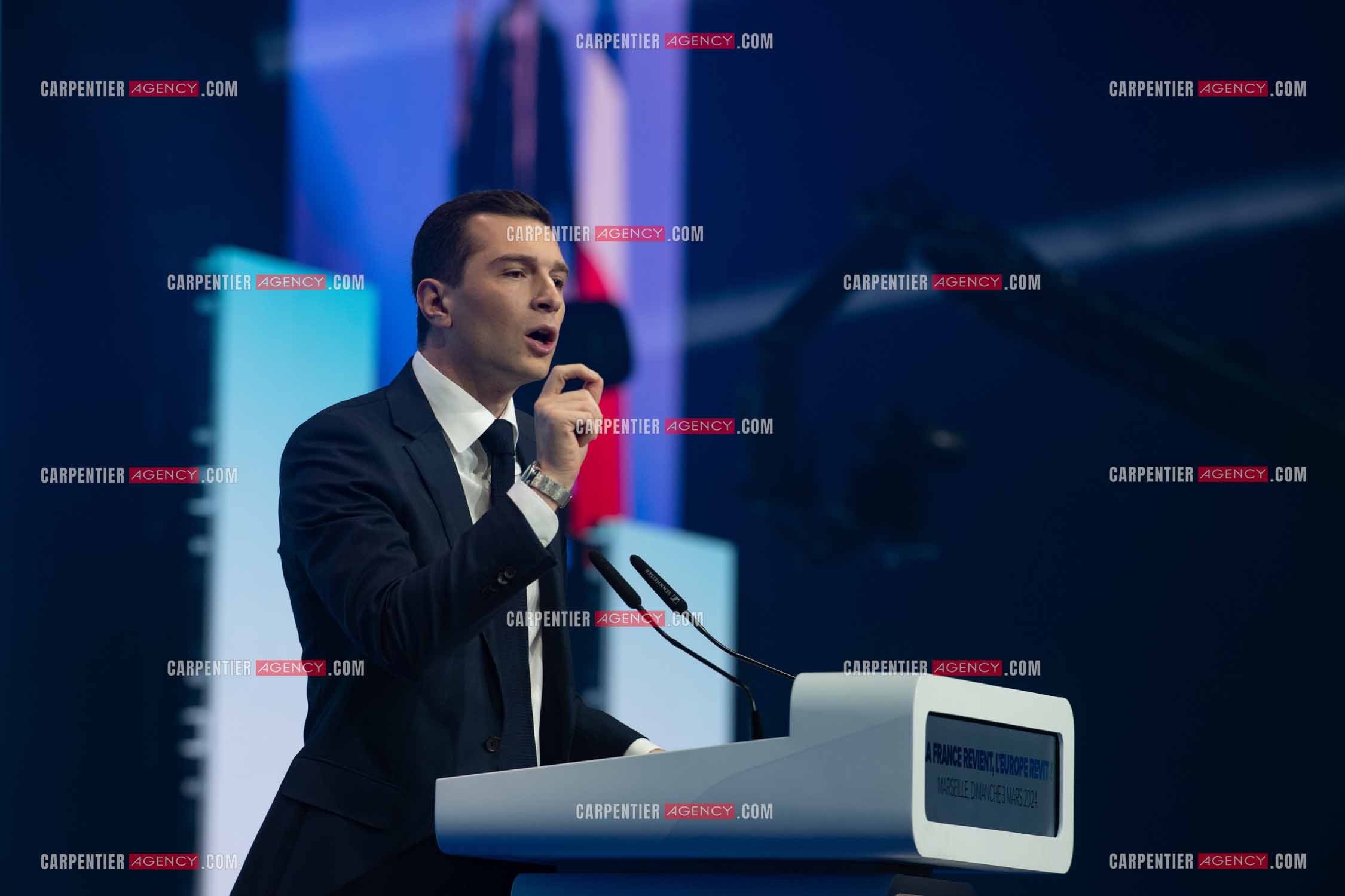 Le président du Rassemblement National Jordan Bardella et Marine Le Pen devant plus de 6000 personnes au parc Chanot à Marseille pour le début de la campagne des élections européennes 2024.