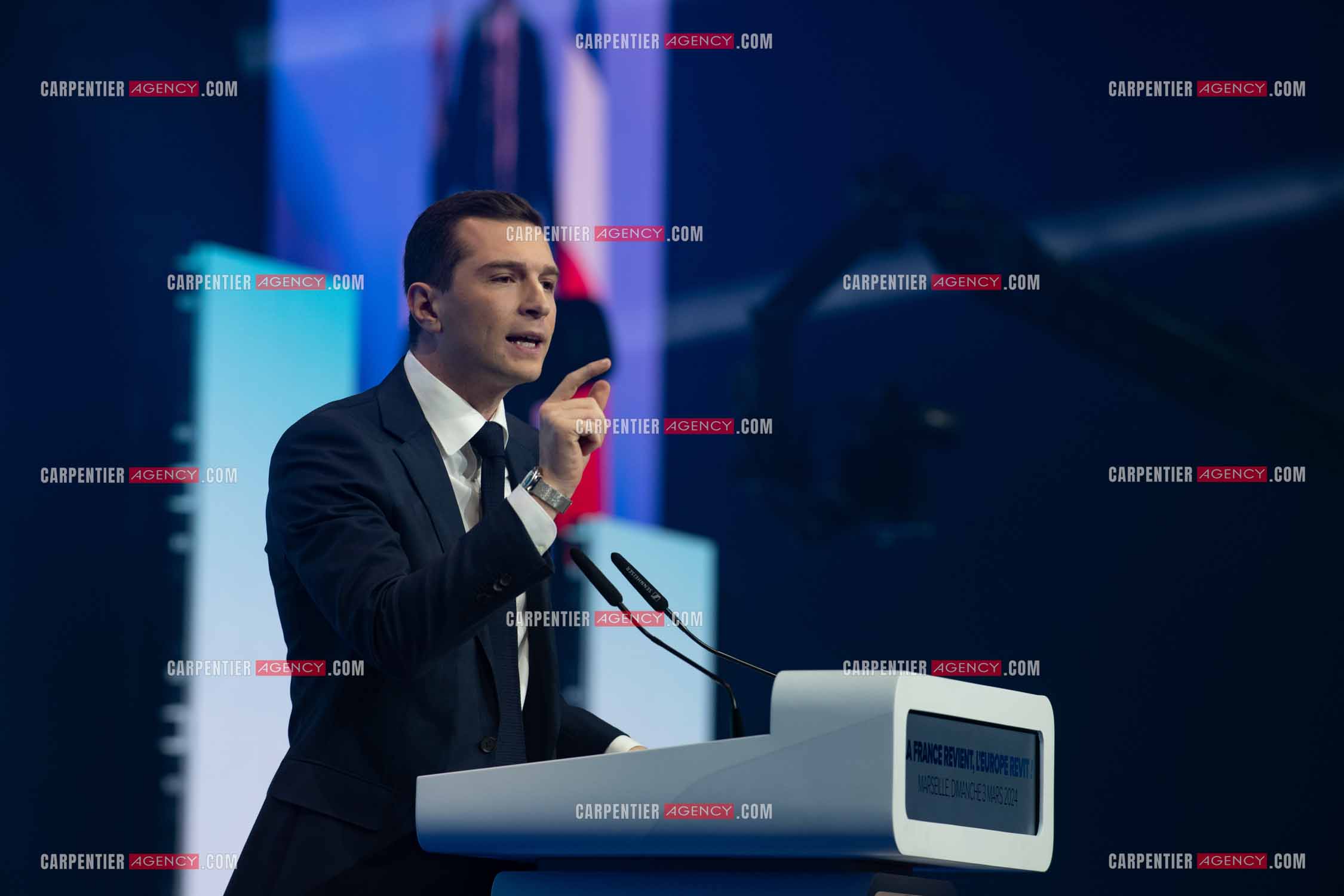 Le président du Rassemblement National Jordan Bardella et Marine Le Pen devant plus de 6000 personnes au parc Chanot à Marseille pour le début de la campagne des élections européennes 2024.