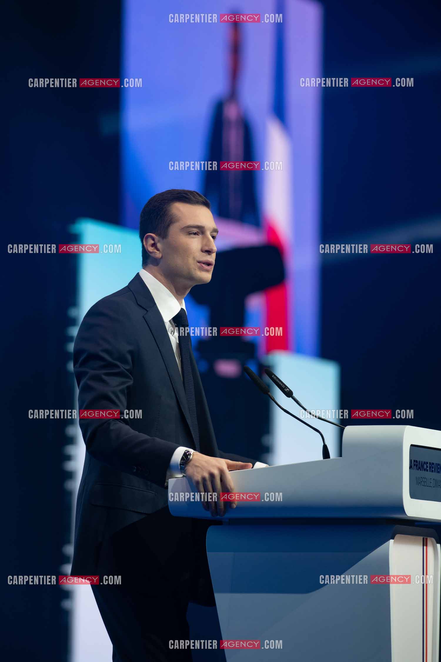 Le président du Rassemblement National Jordan Bardella et Marine Le Pen devant plus de 6000 personnes au parc Chanot à Marseille pour le début de la campagne des élections européennes 2024.