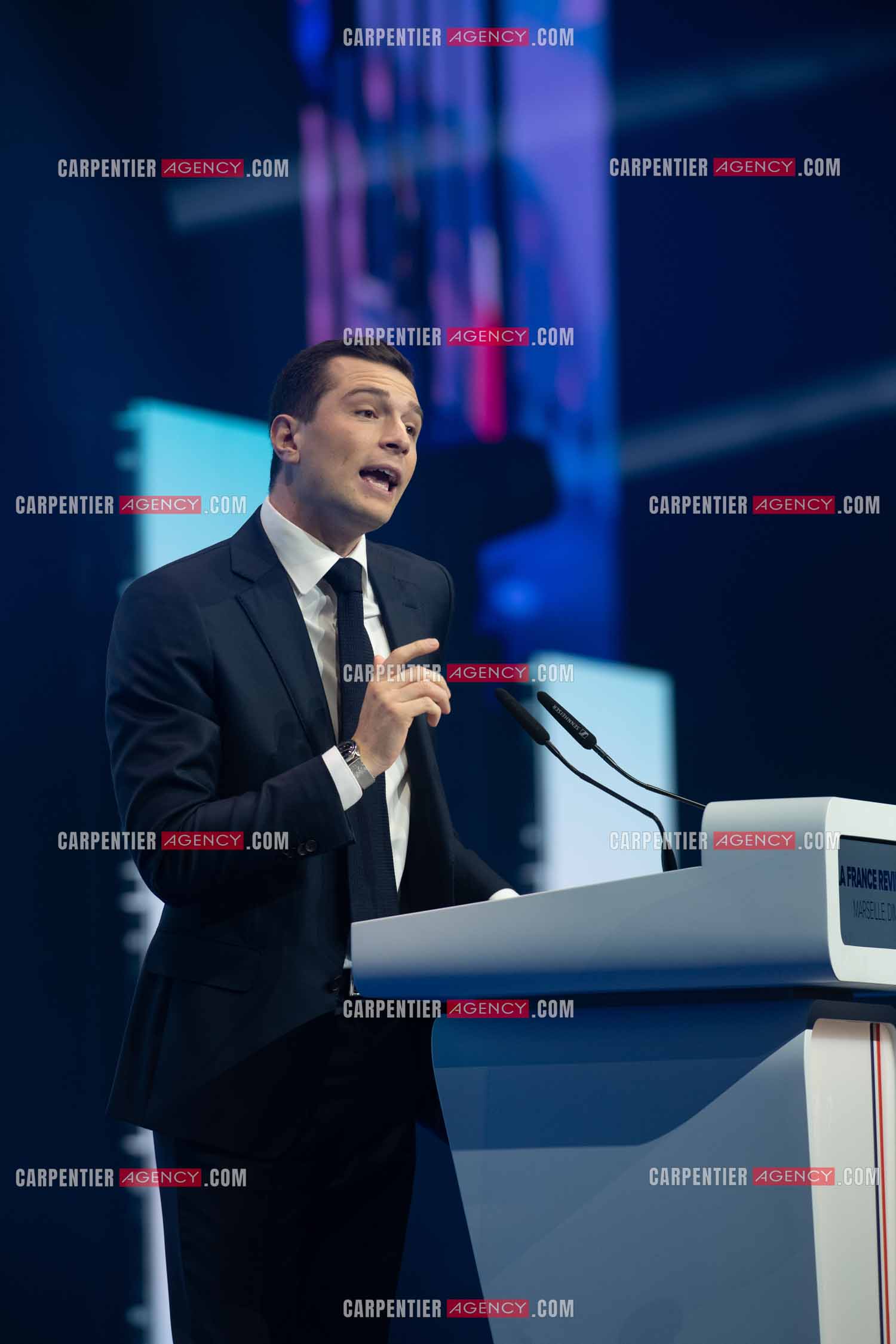 Le président du Rassemblement National Jordan Bardella et Marine Le Pen devant plus de 6000 personnes au parc Chanot à Marseille pour le début de la campagne des élections européennes 2024.