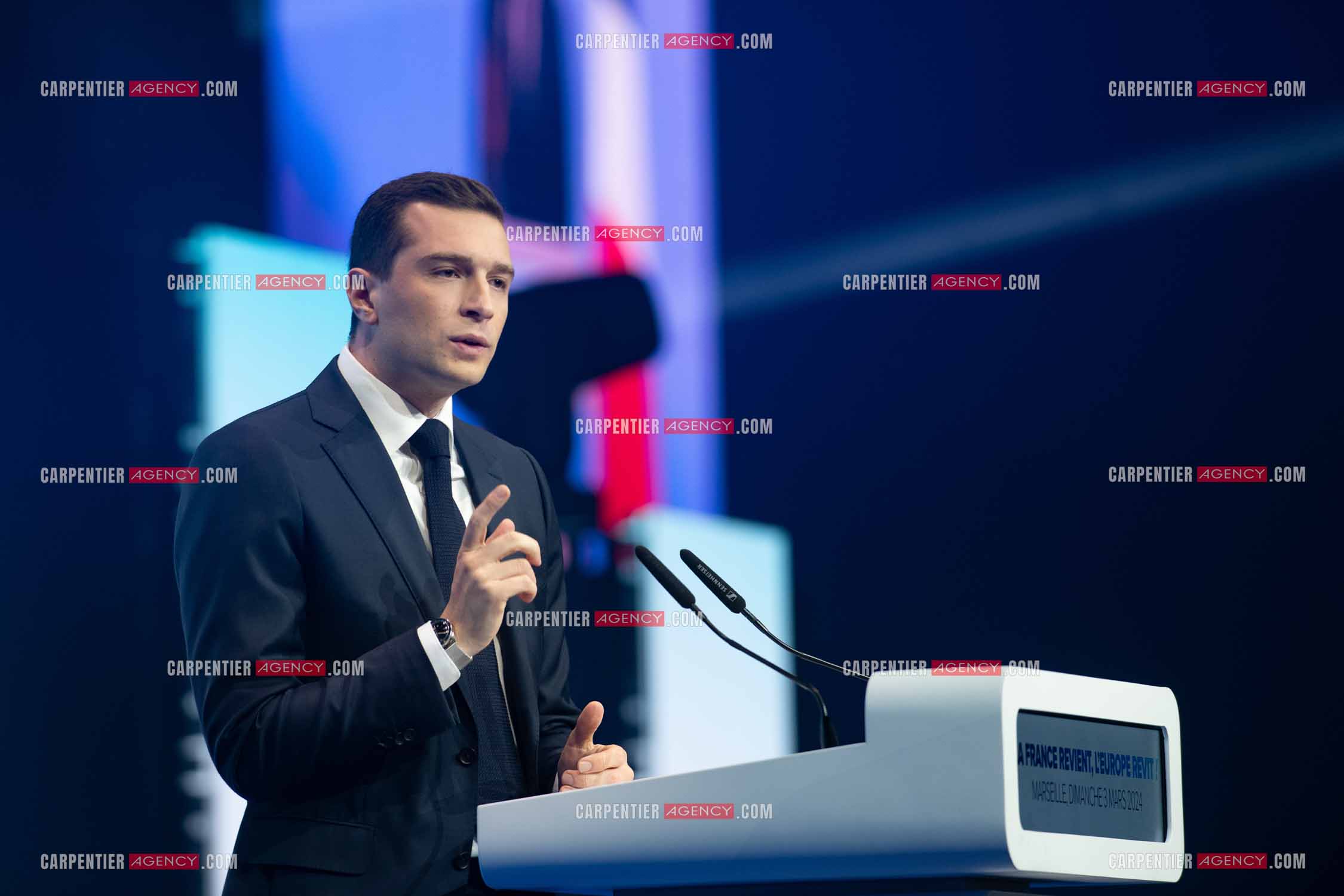 Le président du Rassemblement National Jordan Bardella et Marine Le Pen devant plus de 6000 personnes au parc Chanot à Marseille pour le début de la campagne des élections européennes 2024.