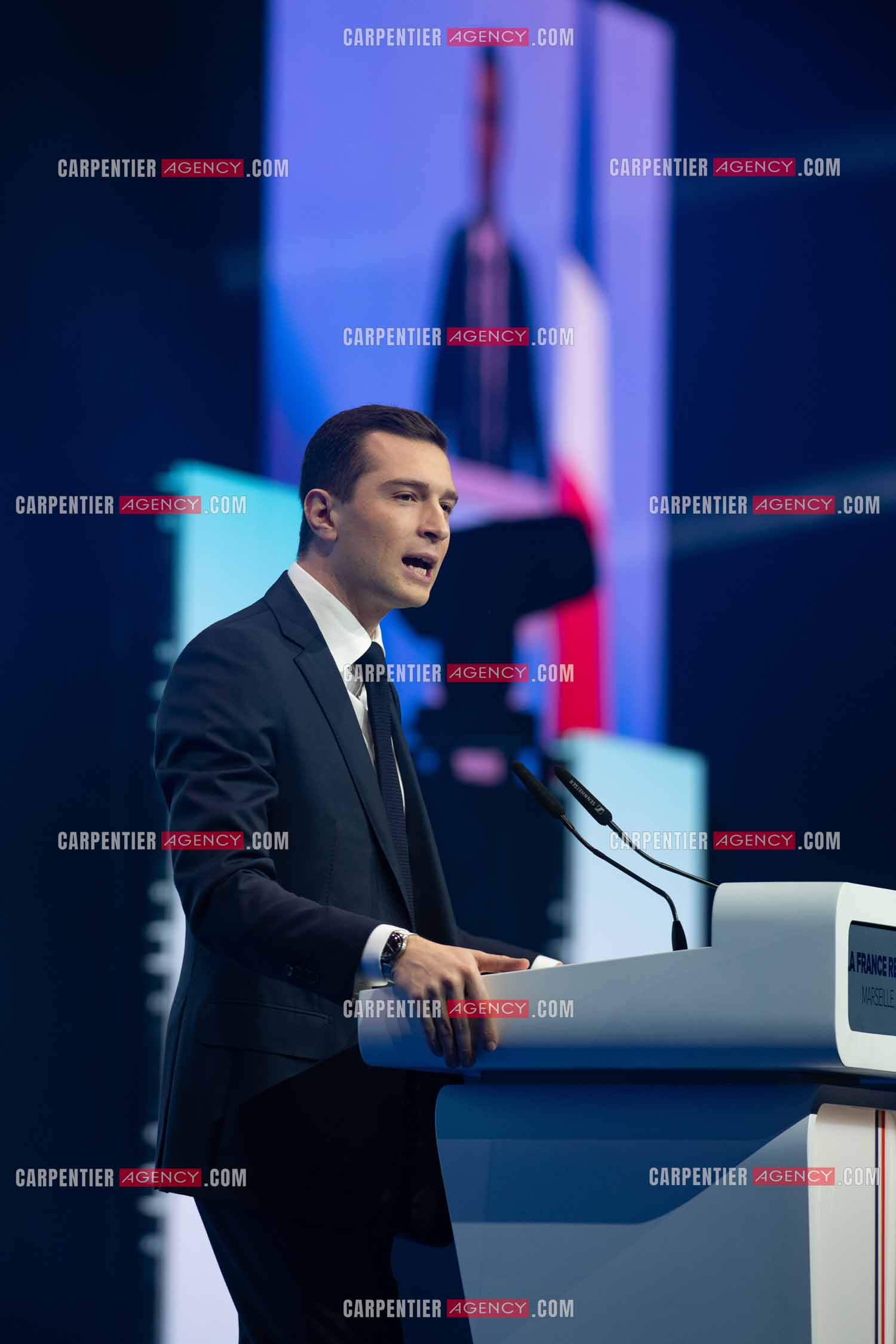 Le président du Rassemblement National Jordan Bardella et Marine Le Pen devant plus de 6000 personnes au parc Chanot à Marseille pour le début de la campagne des élections européennes 2024.