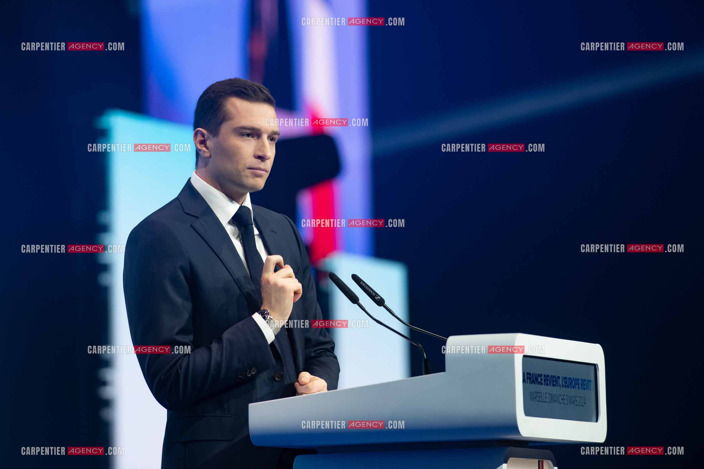 Le président du Rassemblement National Jordan Bardella et Marine Le Pen devant plus de 6000 personnes au parc Chanot à Marseille pour le début de la campagne des élections européennes 2024.