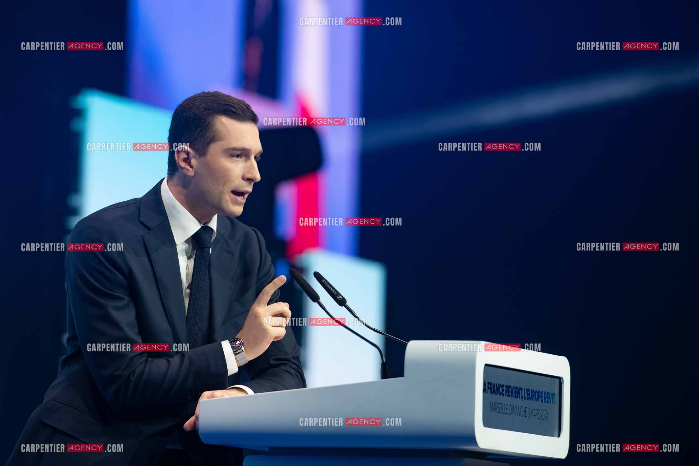 Le président du Rassemblement National Jordan Bardella et Marine Le Pen devant plus de 6000 personnes au parc Chanot à Marseille pour le début de la campagne des élections européennes 2024.