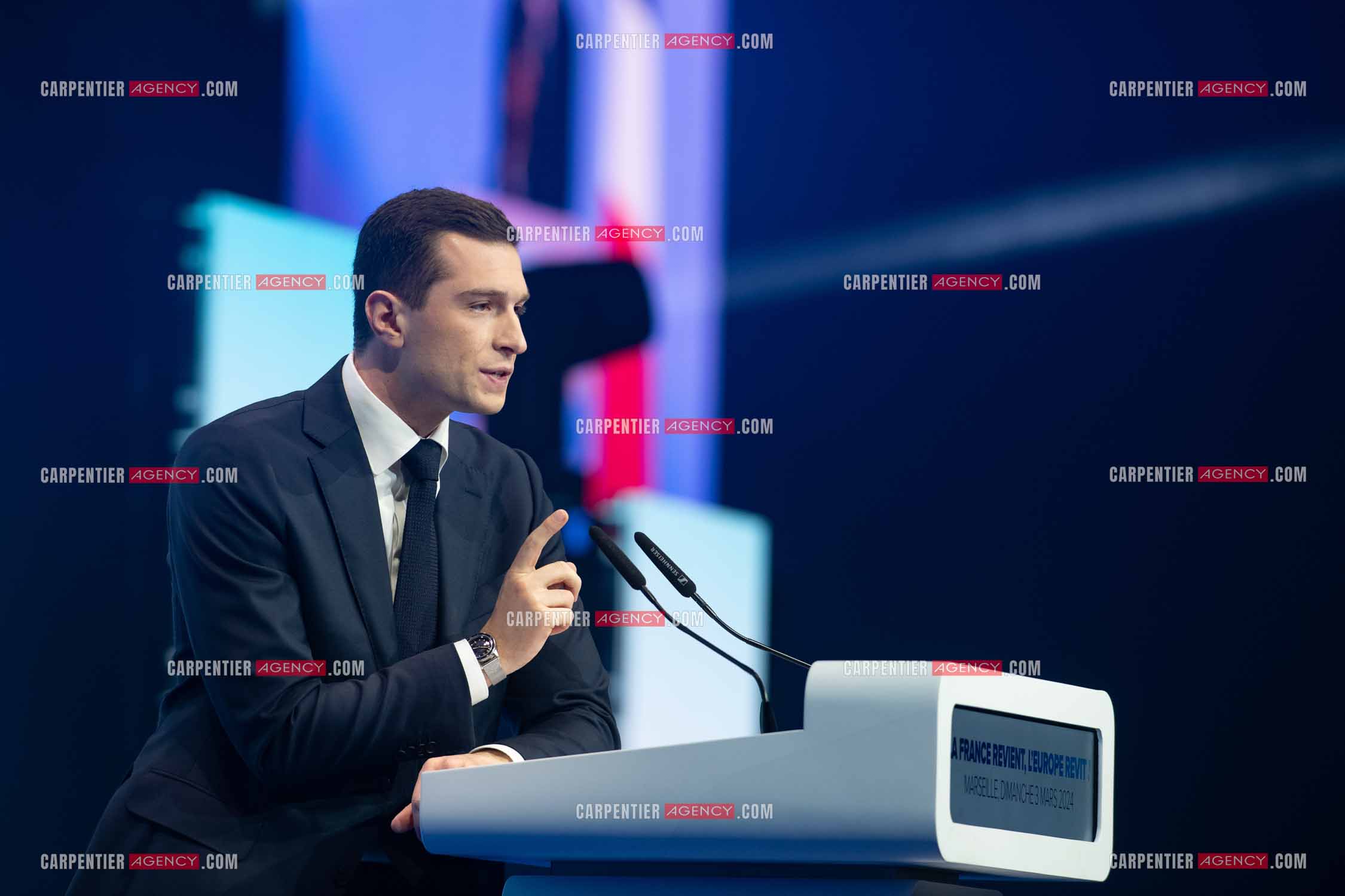 Le président du Rassemblement National Jordan Bardella et Marine Le Pen devant plus de 6000 personnes au parc Chanot à Marseille pour le début de la campagne des élections européennes 2024.