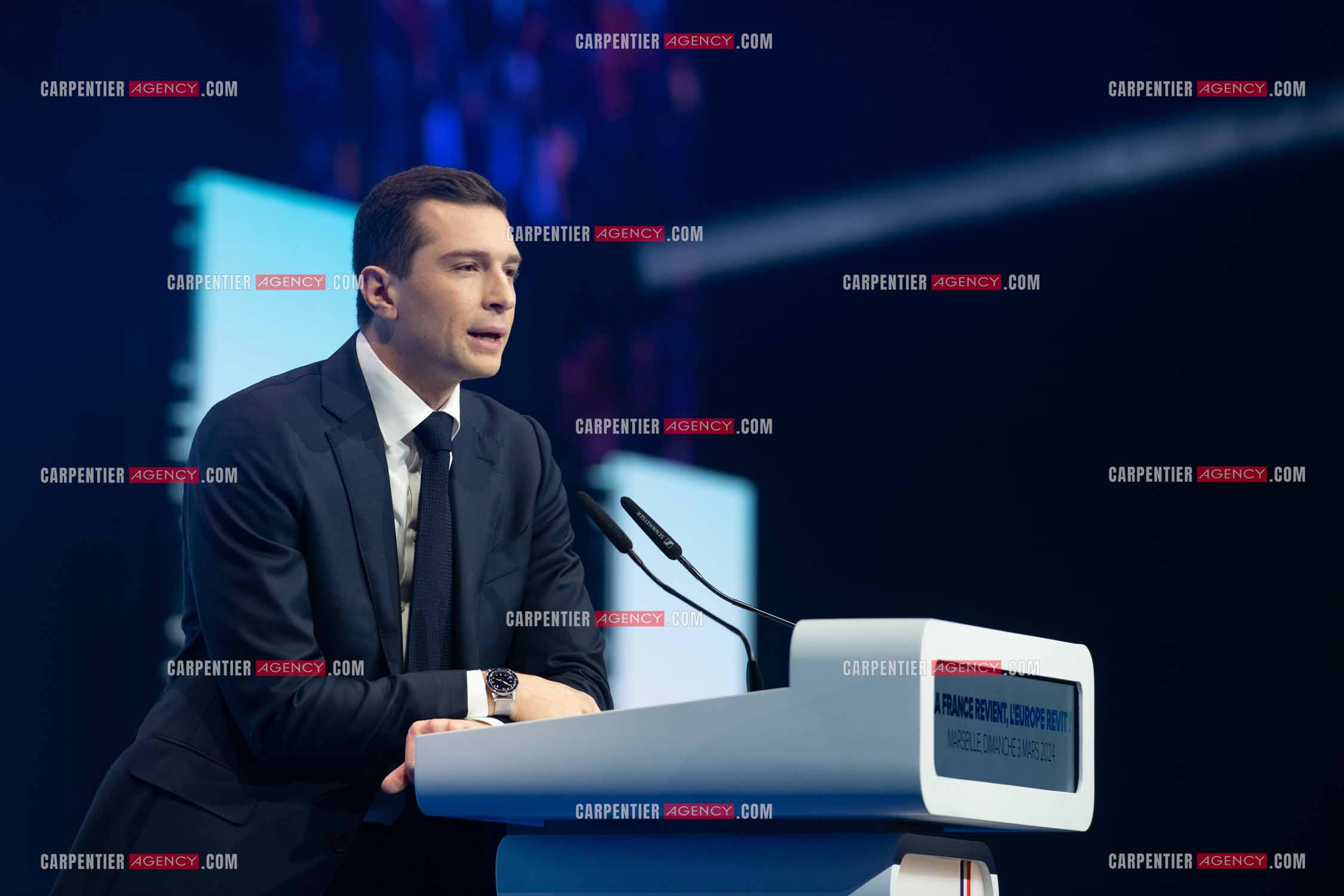 Le président du Rassemblement National Jordan Bardella et Marine Le Pen devant plus de 6000 personnes au parc Chanot à Marseille pour le début de la campagne des élections européennes 2024.