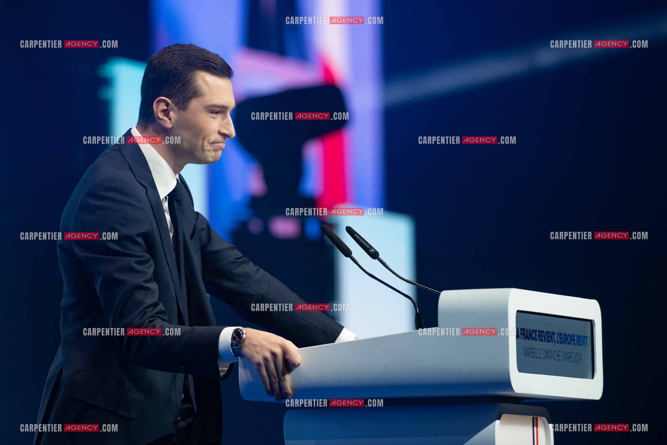 Le président du Rassemblement National Jordan Bardella et Marine Le Pen devant plus de 6000 personnes au parc Chanot à Marseille pour le début de la campagne des élections européennes 2024.