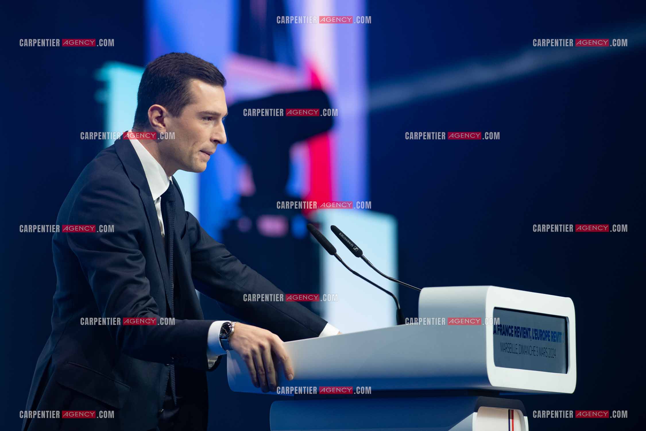 Le président du Rassemblement National Jordan Bardella et Marine Le Pen devant plus de 6000 personnes au parc Chanot à Marseille pour le début de la campagne des élections européennes 2024.