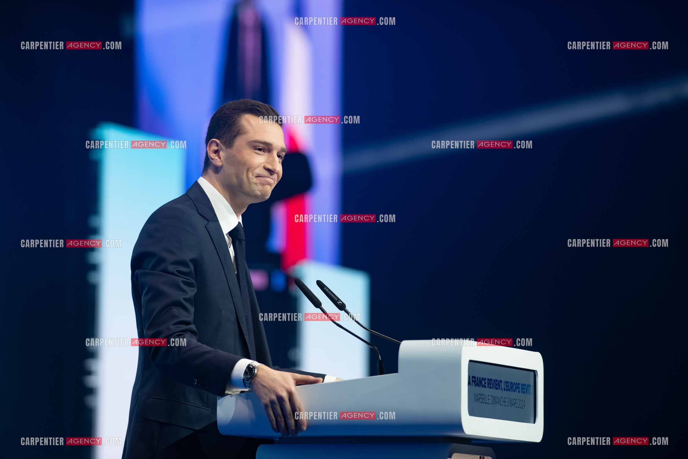 Le président du Rassemblement National Jordan Bardella et Marine Le Pen devant plus de 6000 personnes au parc Chanot à Marseille pour le début de la campagne des élections européennes 2024.