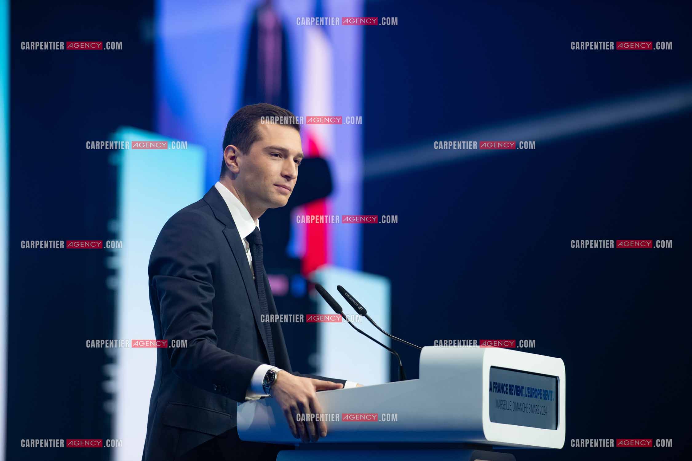 Le président du Rassemblement National Jordan Bardella et Marine Le Pen devant plus de 6000 personnes au parc Chanot à Marseille pour le début de la campagne des élections européennes 2024.