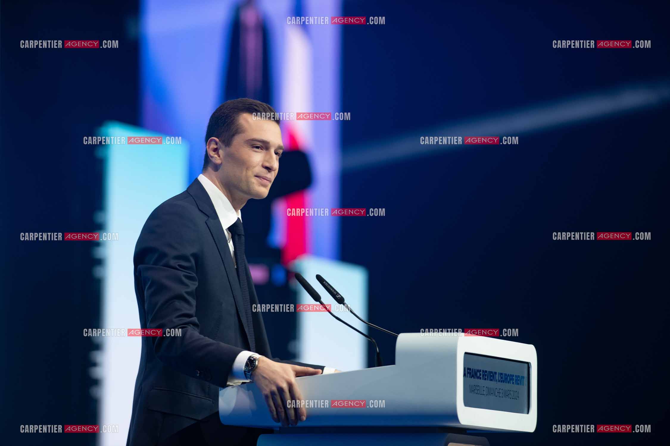 Le président du Rassemblement National Jordan Bardella et Marine Le Pen devant plus de 6000 personnes au parc Chanot à Marseille pour le début de la campagne des élections européennes 2024.