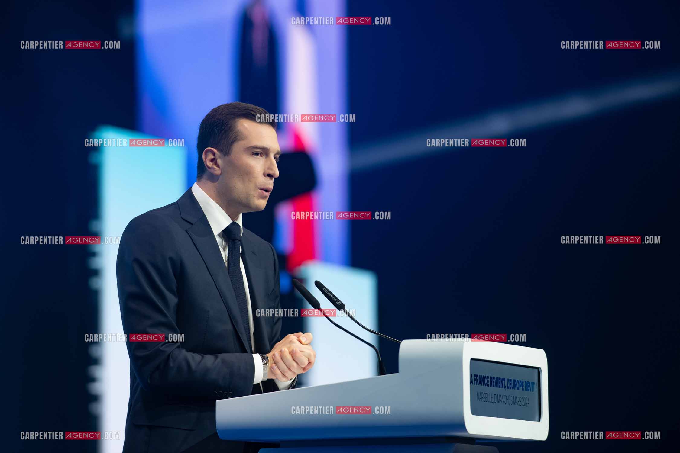Le président du Rassemblement National Jordan Bardella et Marine Le Pen devant plus de 6000 personnes au parc Chanot à Marseille pour le début de la campagne des élections européennes 2024.