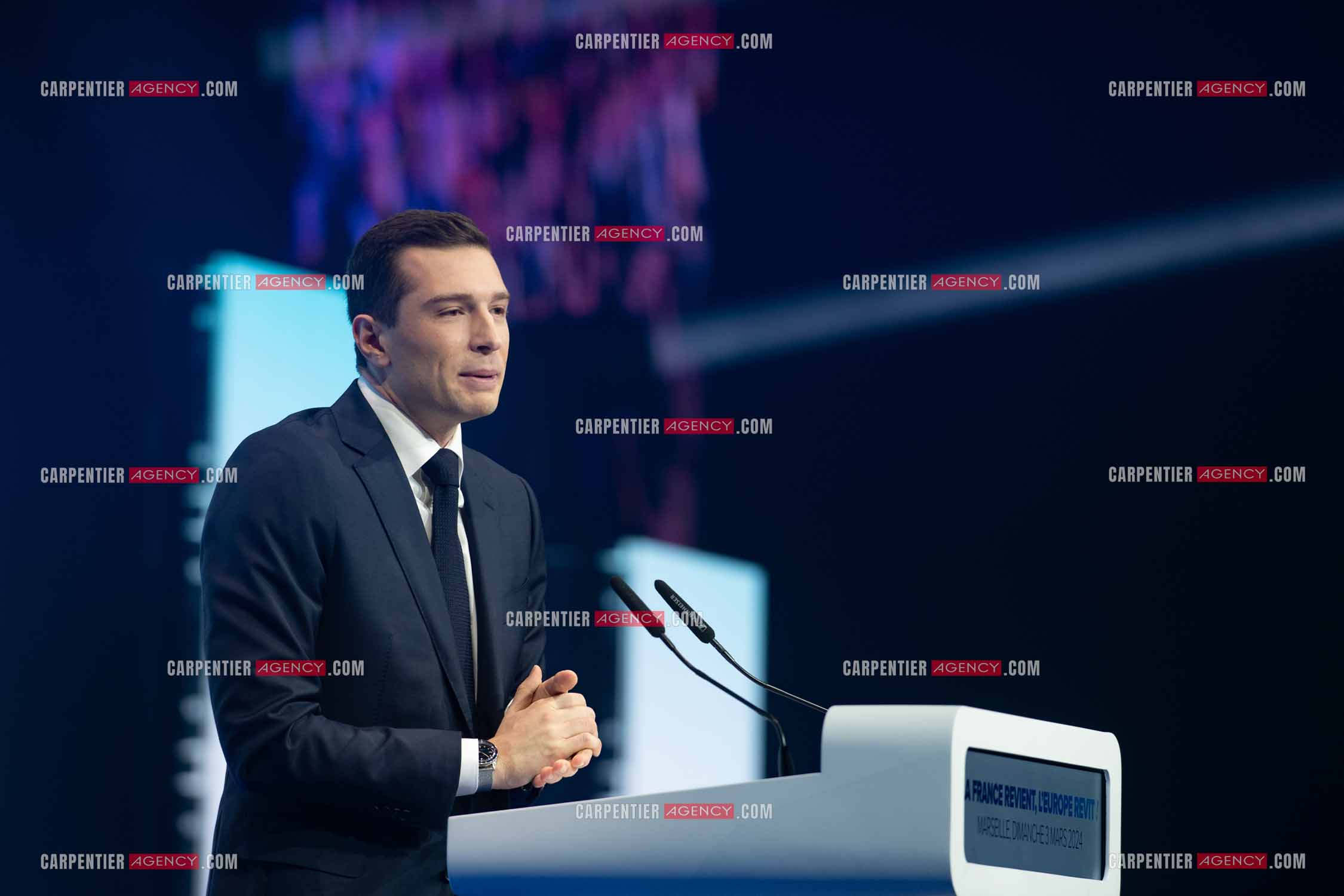 Le président du Rassemblement National Jordan Bardella et Marine Le Pen devant plus de 6000 personnes au parc Chanot à Marseille pour le début de la campagne des élections européennes 2024.