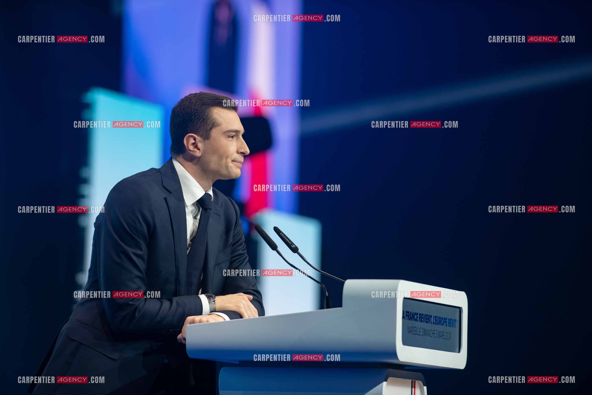 Le président du Rassemblement National Jordan Bardella et Marine Le Pen devant plus de 6000 personnes au parc Chanot à Marseille pour le début de la campagne des élections européennes 2024.