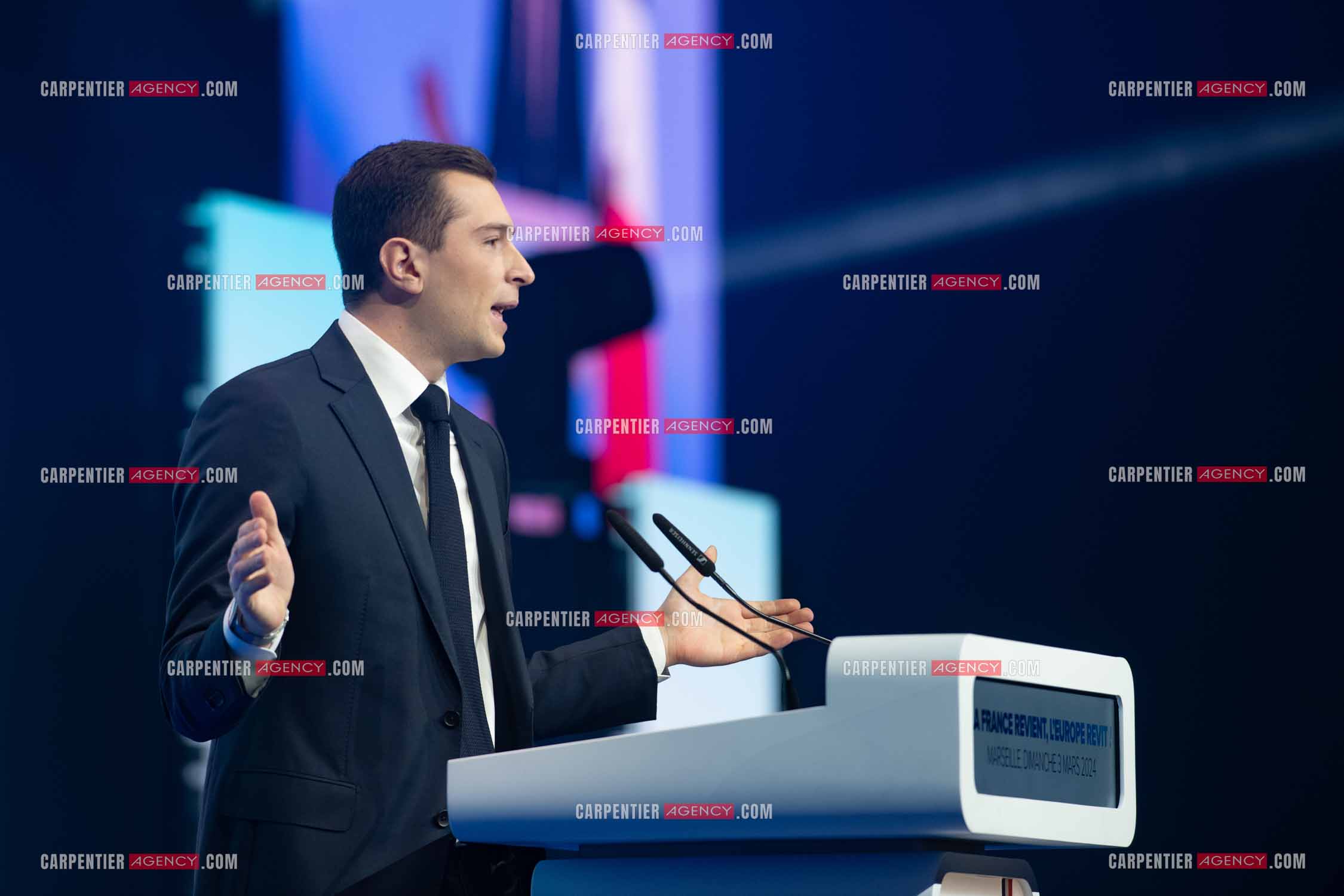 Le président du Rassemblement National Jordan Bardella et Marine Le Pen devant plus de 6000 personnes au parc Chanot à Marseille pour le début de la campagne des élections européennes 2024.