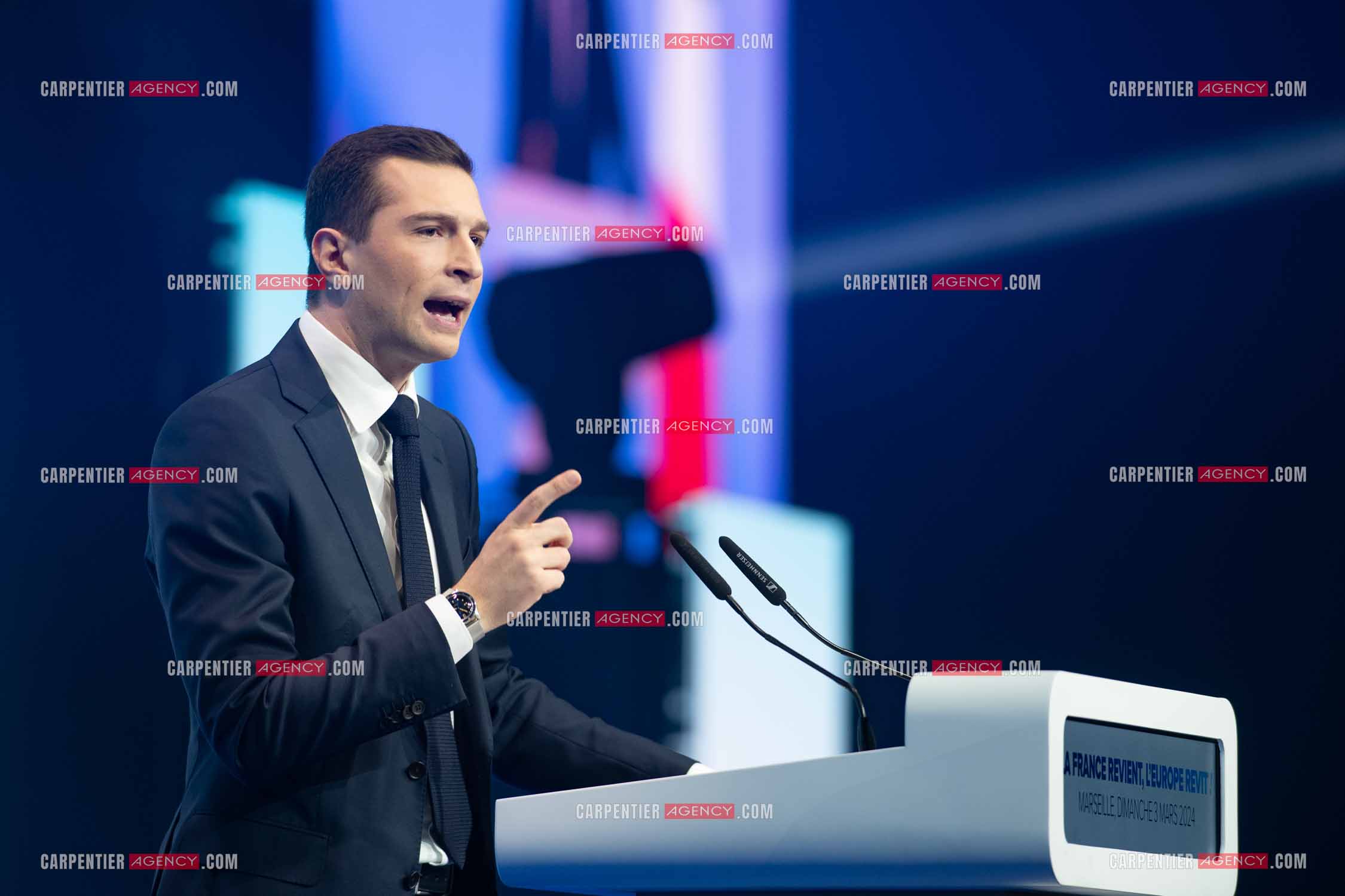 Le président du Rassemblement National Jordan Bardella et Marine Le Pen devant plus de 6000 personnes au parc Chanot à Marseille pour le début de la campagne des élections européennes 2024.