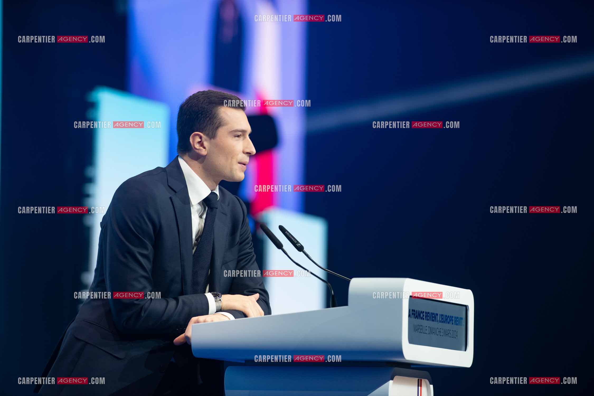 Le président du Rassemblement National Jordan Bardella et Marine Le Pen devant plus de 6000 personnes au parc Chanot à Marseille pour le début de la campagne des élections européennes 2024.