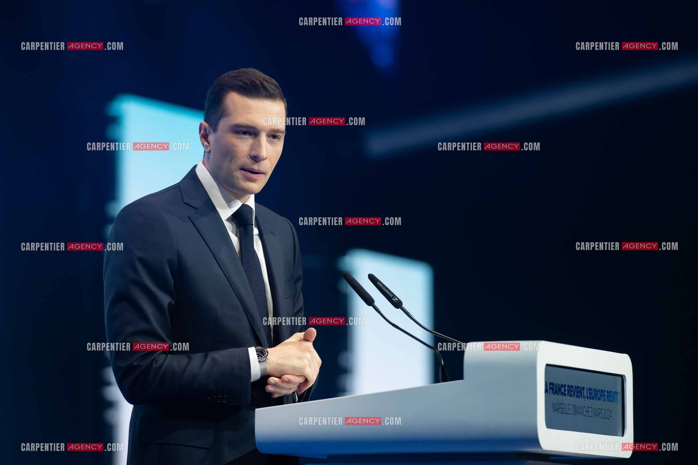 Le président du Rassemblement National Jordan Bardella et Marine Le Pen devant plus de 6000 personnes au parc Chanot à Marseille pour le début de la campagne des élections européennes 2024.