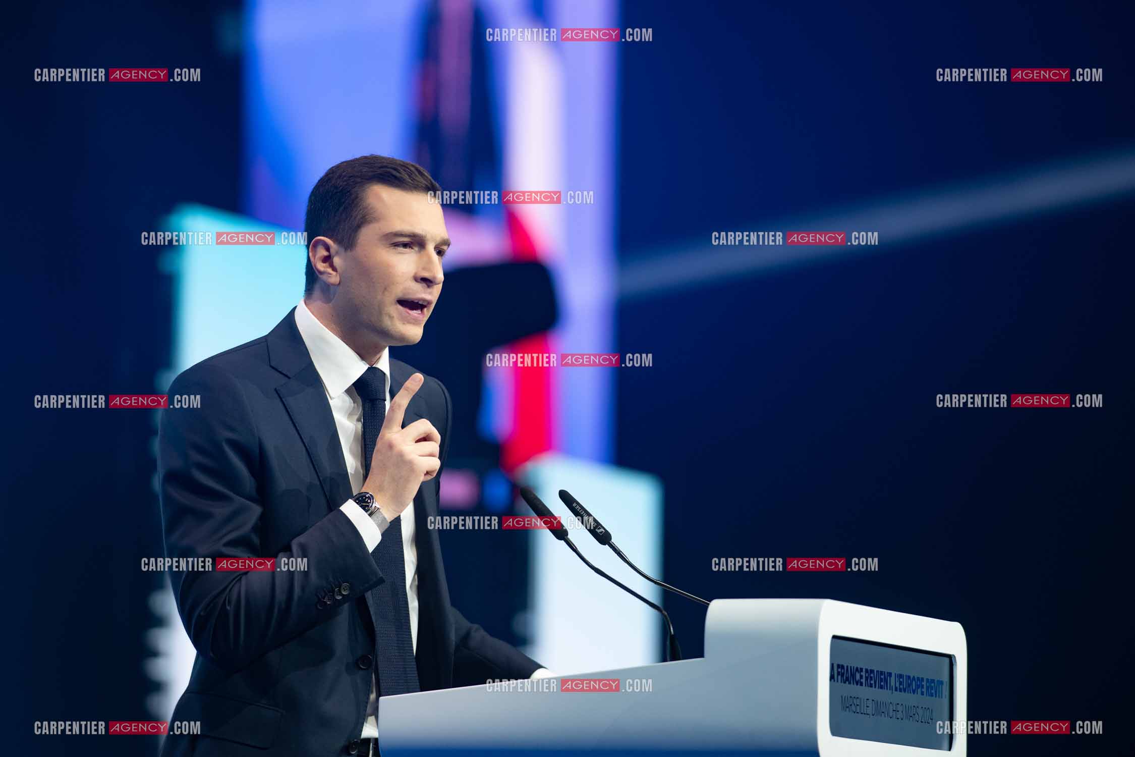 Le président du Rassemblement National Jordan Bardella et Marine Le Pen devant plus de 6000 personnes au parc Chanot à Marseille pour le début de la campagne des élections européennes 2024.