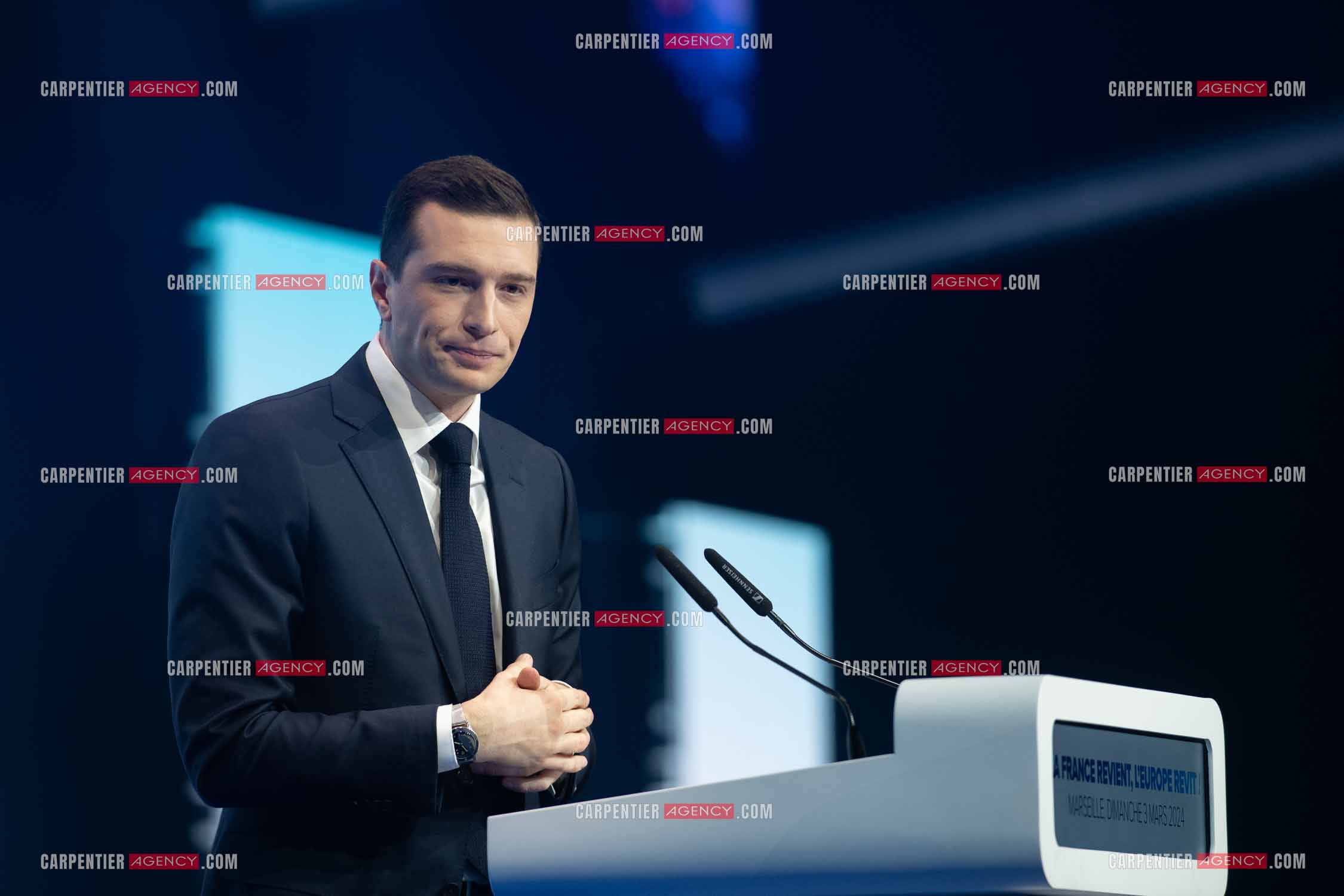 Le président du Rassemblement National Jordan Bardella et Marine Le Pen devant plus de 6000 personnes au parc Chanot à Marseille pour le début de la campagne des élections européennes 2024.