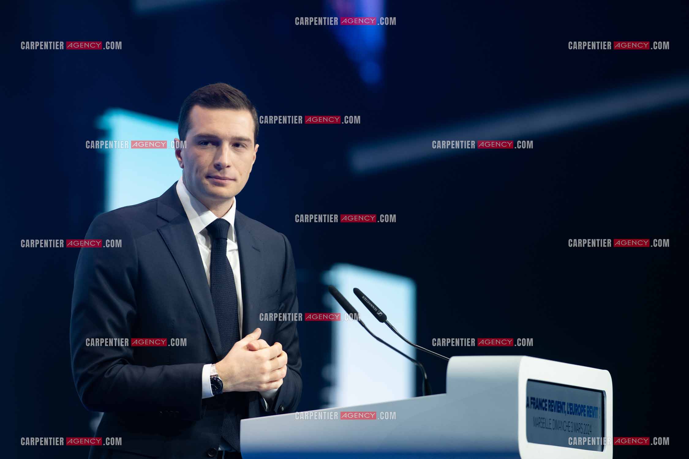 Le président du Rassemblement National Jordan Bardella et Marine Le Pen devant plus de 6000 personnes au parc Chanot à Marseille pour le début de la campagne des élections européennes 2024.