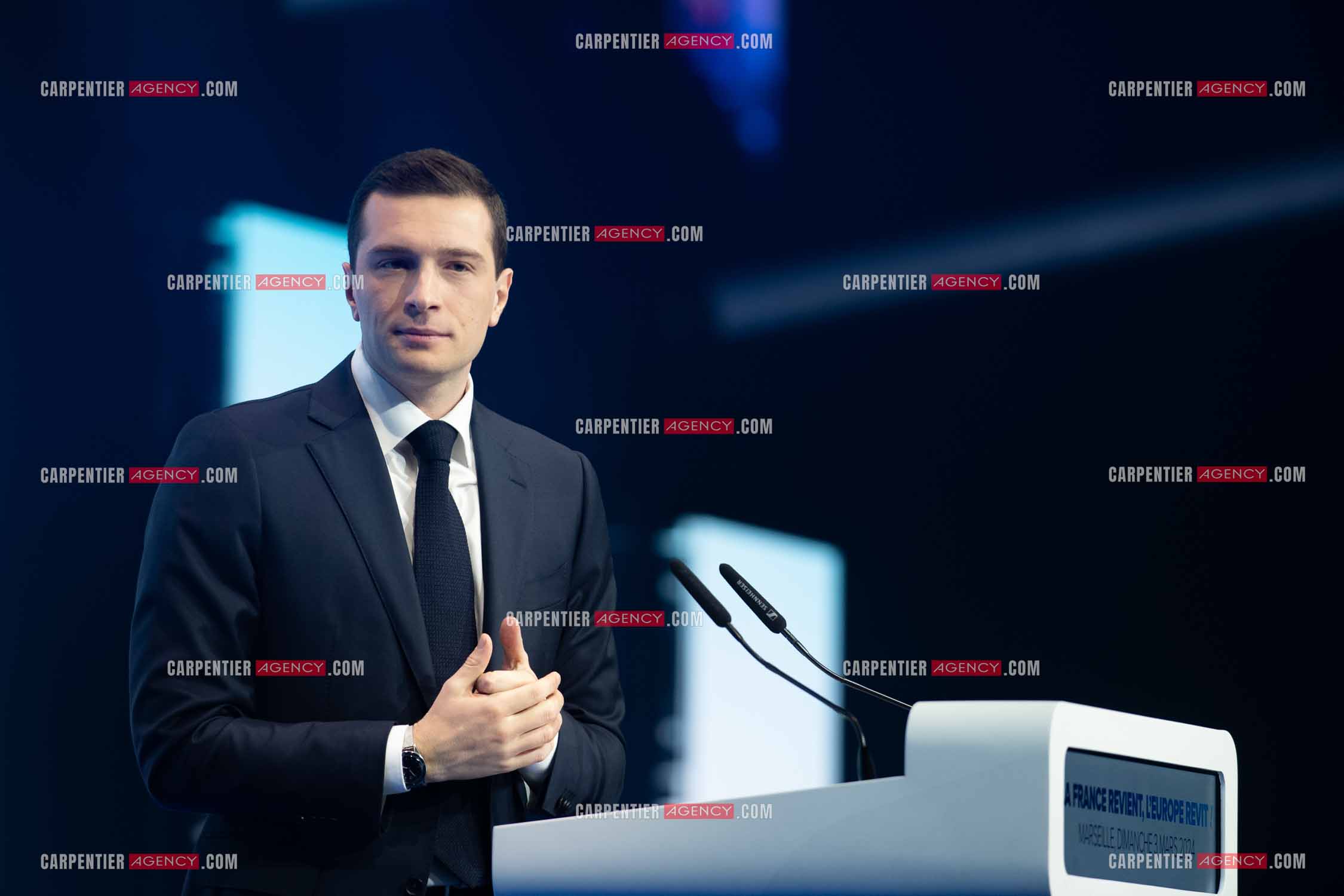 Le président du Rassemblement National Jordan Bardella et Marine Le Pen devant plus de 6000 personnes au parc Chanot à Marseille pour le début de la campagne des élections européennes 2024.