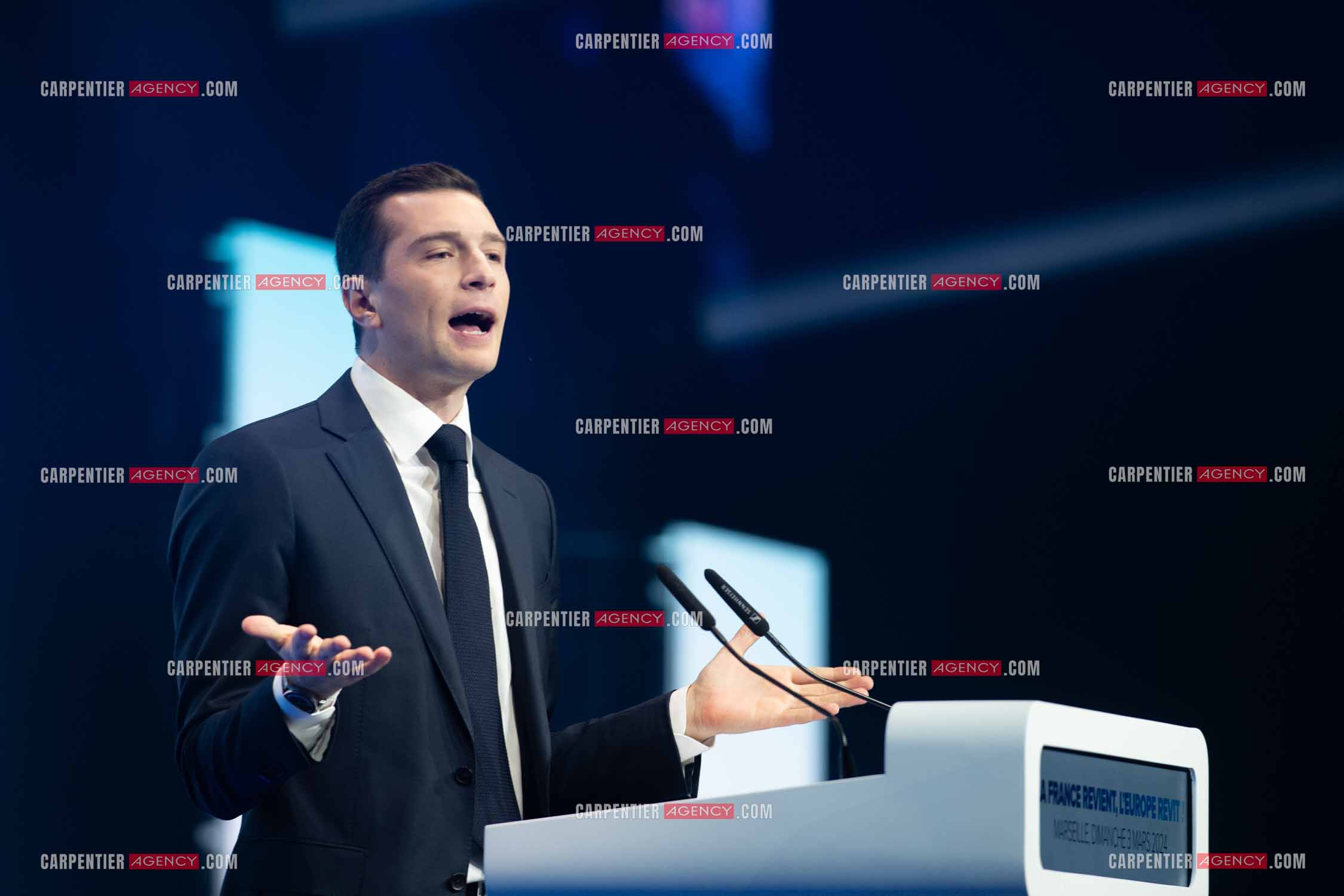 Le président du Rassemblement National Jordan Bardella et Marine Le Pen devant plus de 6000 personnes au parc Chanot à Marseille pour le début de la campagne des élections européennes 2024.