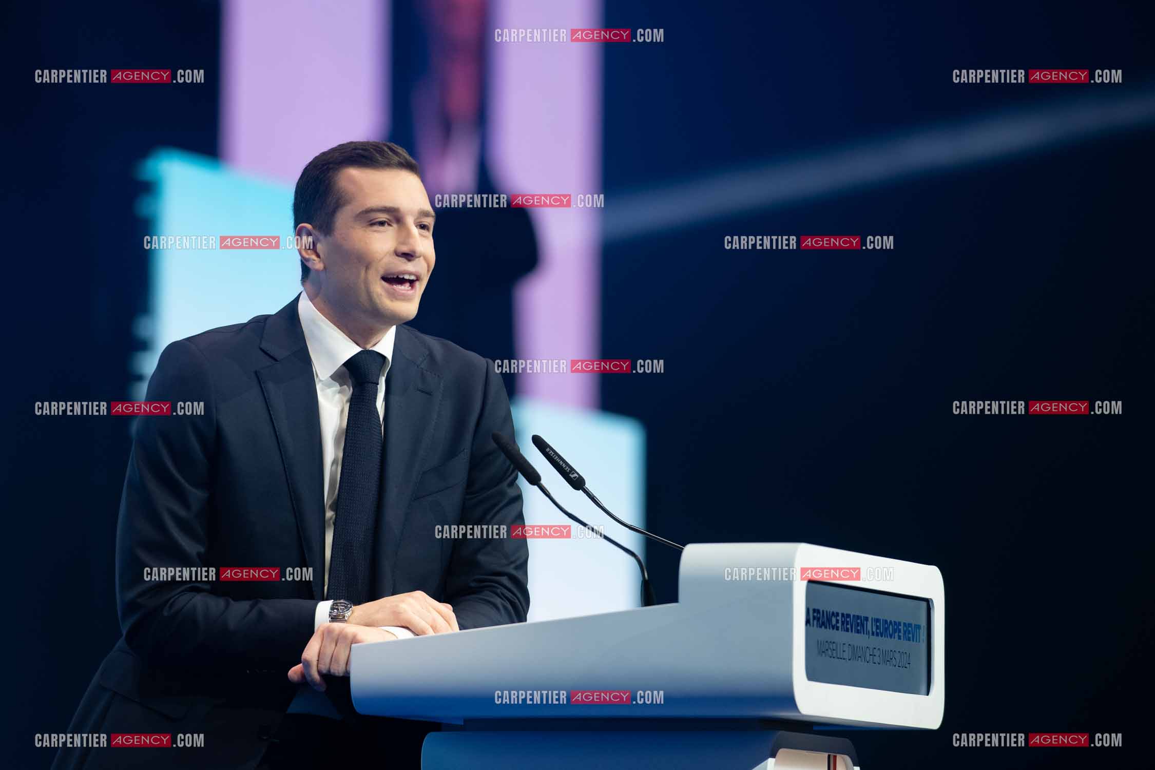 Le président du Rassemblement National Jordan Bardella et Marine Le Pen devant plus de 6000 personnes au parc Chanot à Marseille pour le début de la campagne des élections européennes 2024.