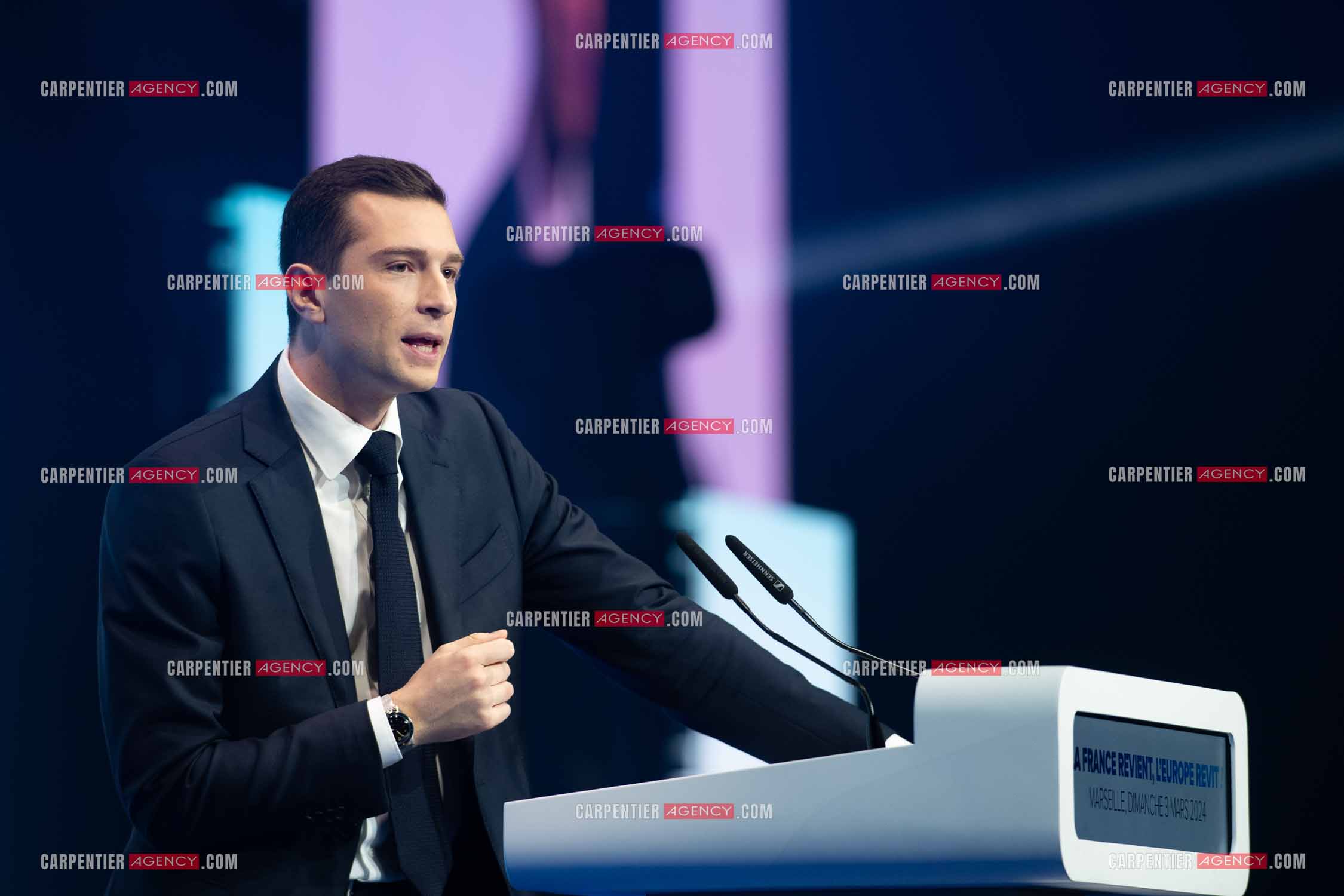 Le président du Rassemblement National Jordan Bardella et Marine Le Pen devant plus de 6000 personnes au parc Chanot à Marseille pour le début de la campagne des élections européennes 2024.