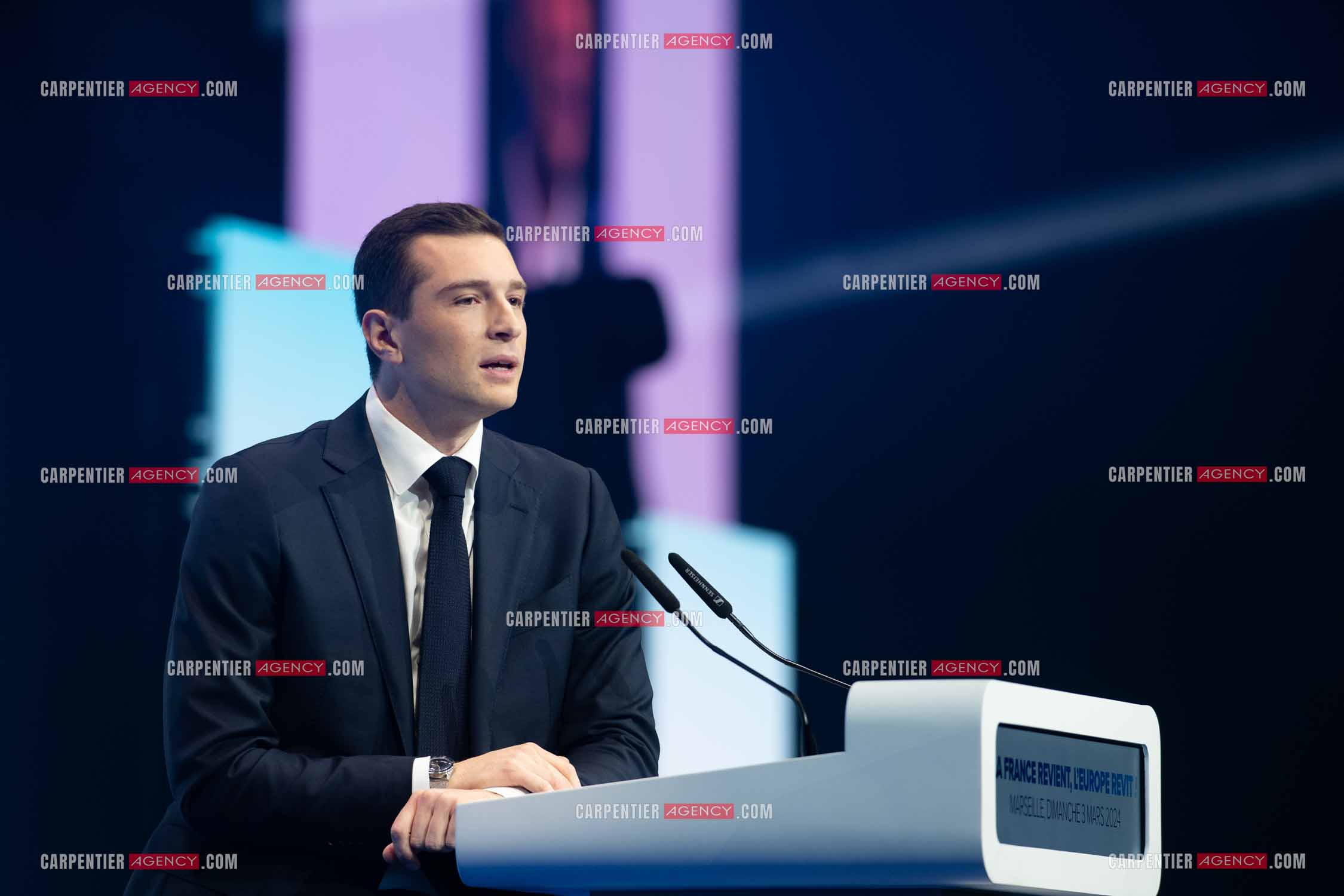 Le président du Rassemblement National Jordan Bardella et Marine Le Pen devant plus de 6000 personnes au parc Chanot à Marseille pour le début de la campagne des élections européennes 2024.