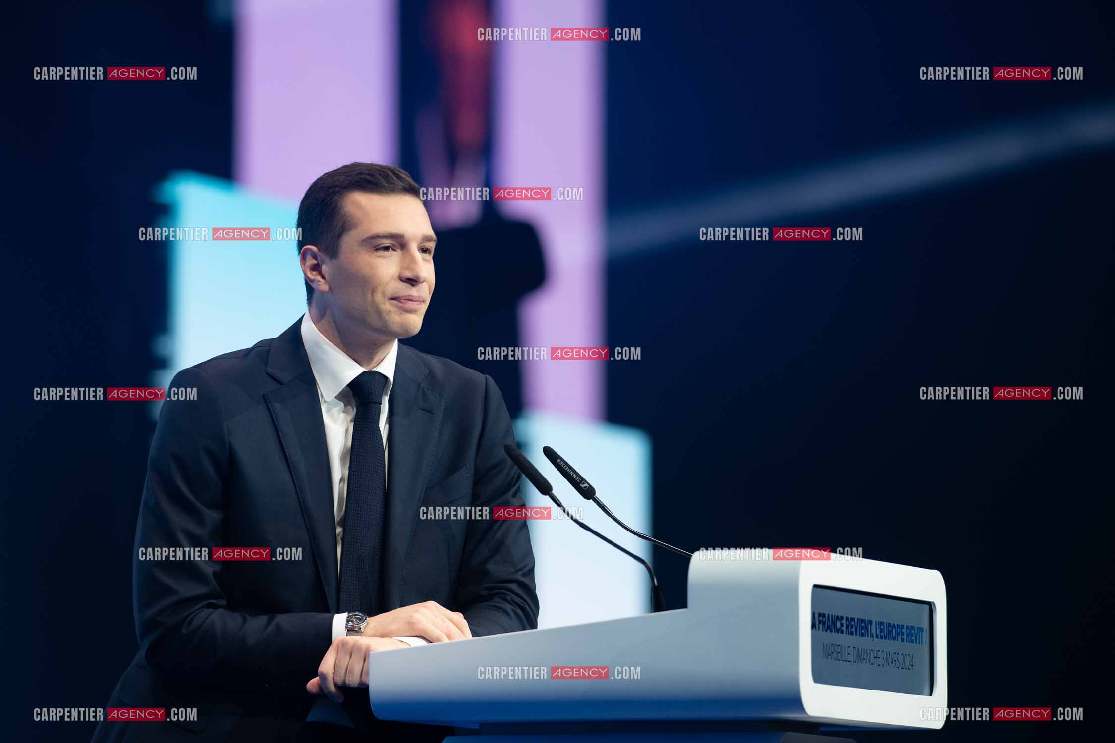 Le président du Rassemblement National Jordan Bardella et Marine Le Pen devant plus de 6000 personnes au parc Chanot à Marseille pour le début de la campagne des élections européennes 2024.