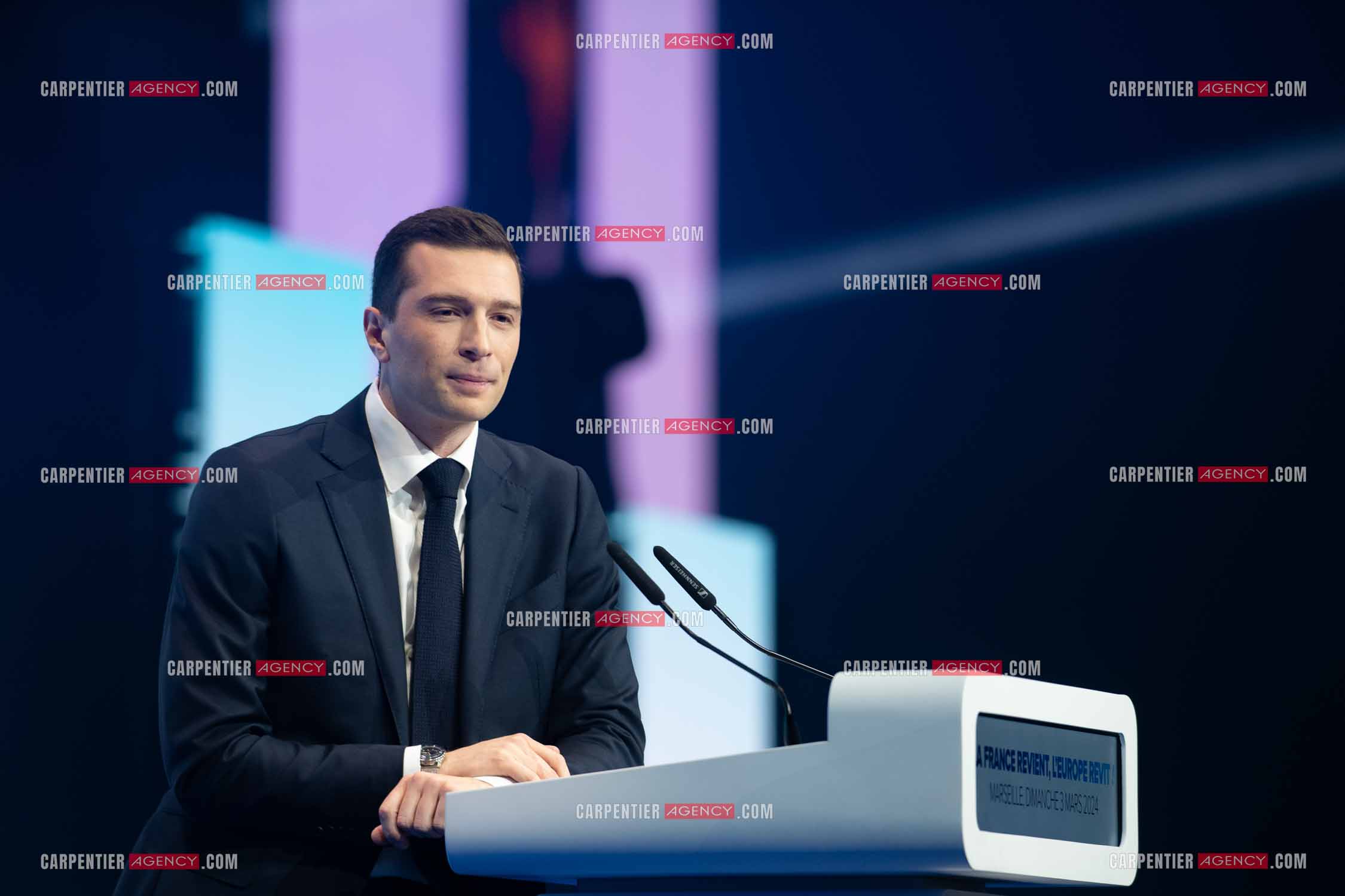 Le président du Rassemblement National Jordan Bardella et Marine Le Pen devant plus de 6000 personnes au parc Chanot à Marseille pour le début de la campagne des élections européennes 2024.