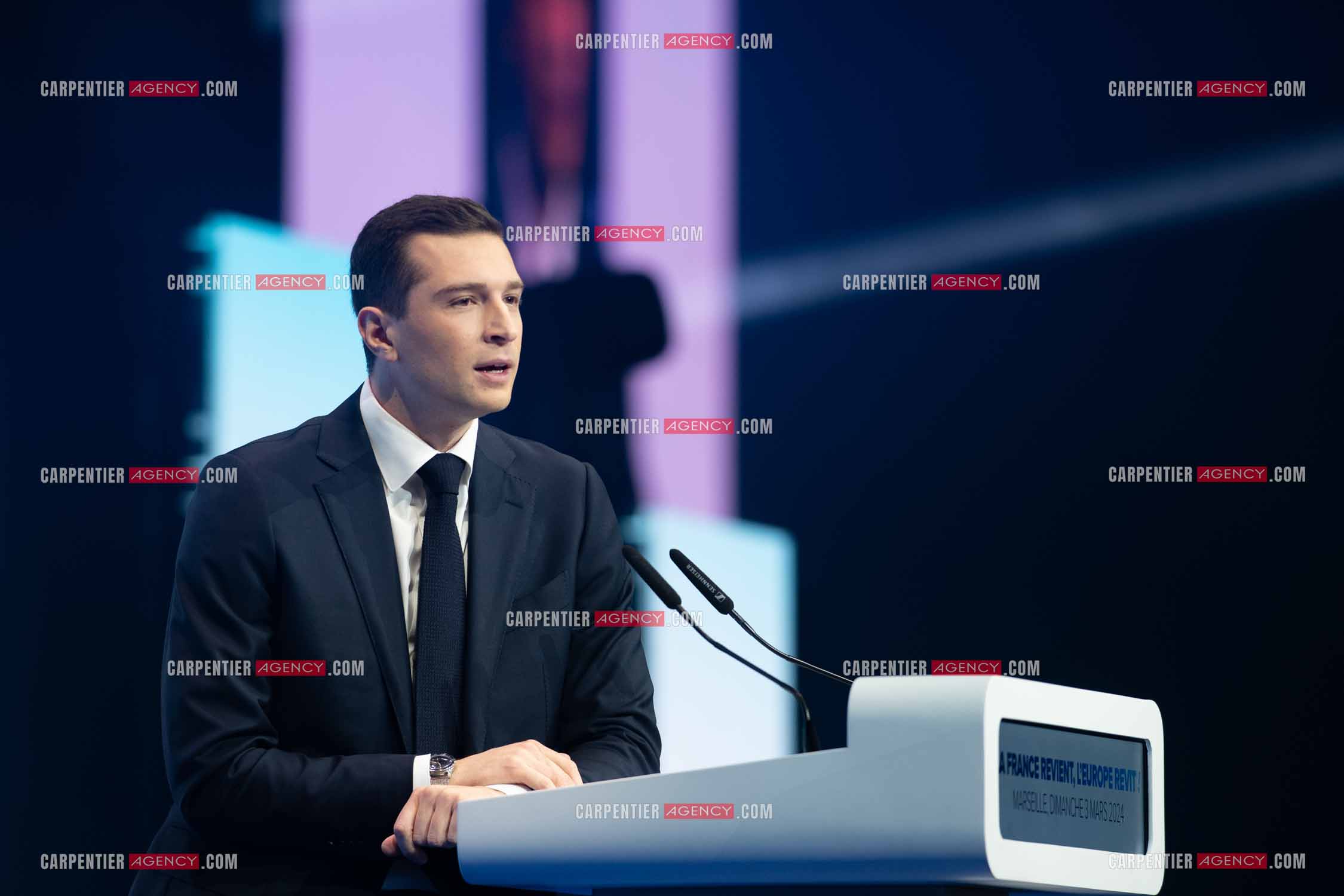 Le président du Rassemblement National Jordan Bardella et Marine Le Pen devant plus de 6000 personnes au parc Chanot à Marseille pour le début de la campagne des élections européennes 2024.